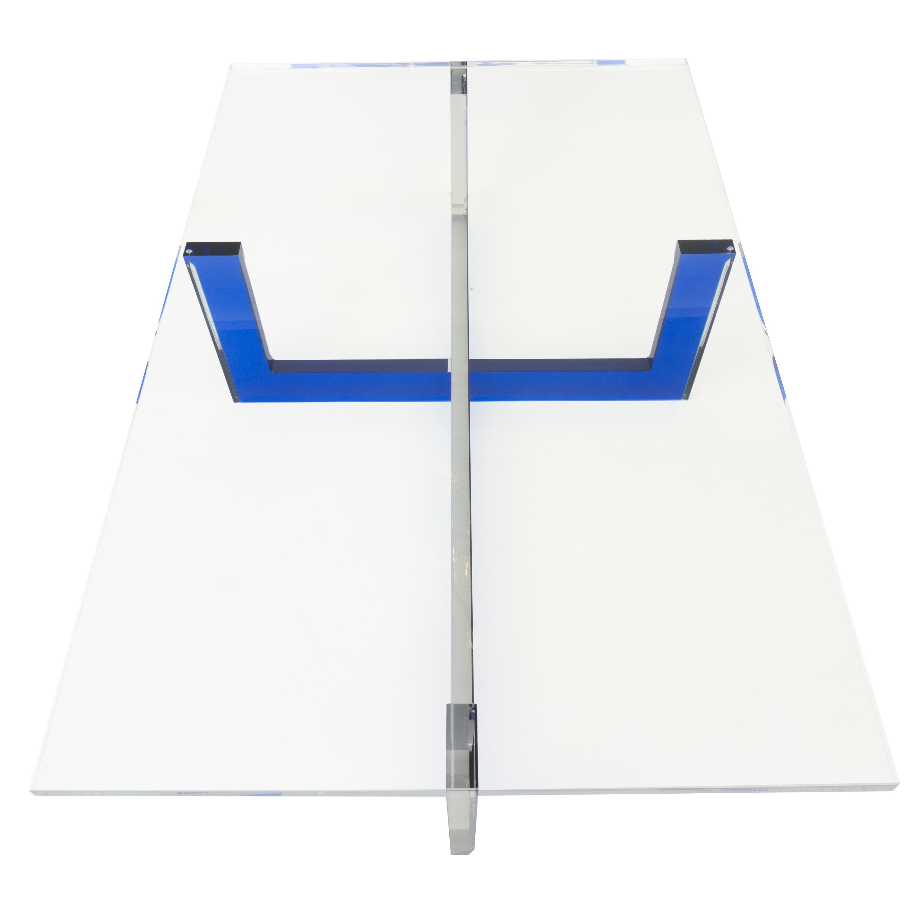 Table basse moderne en lucite avec base bleue en vente 8