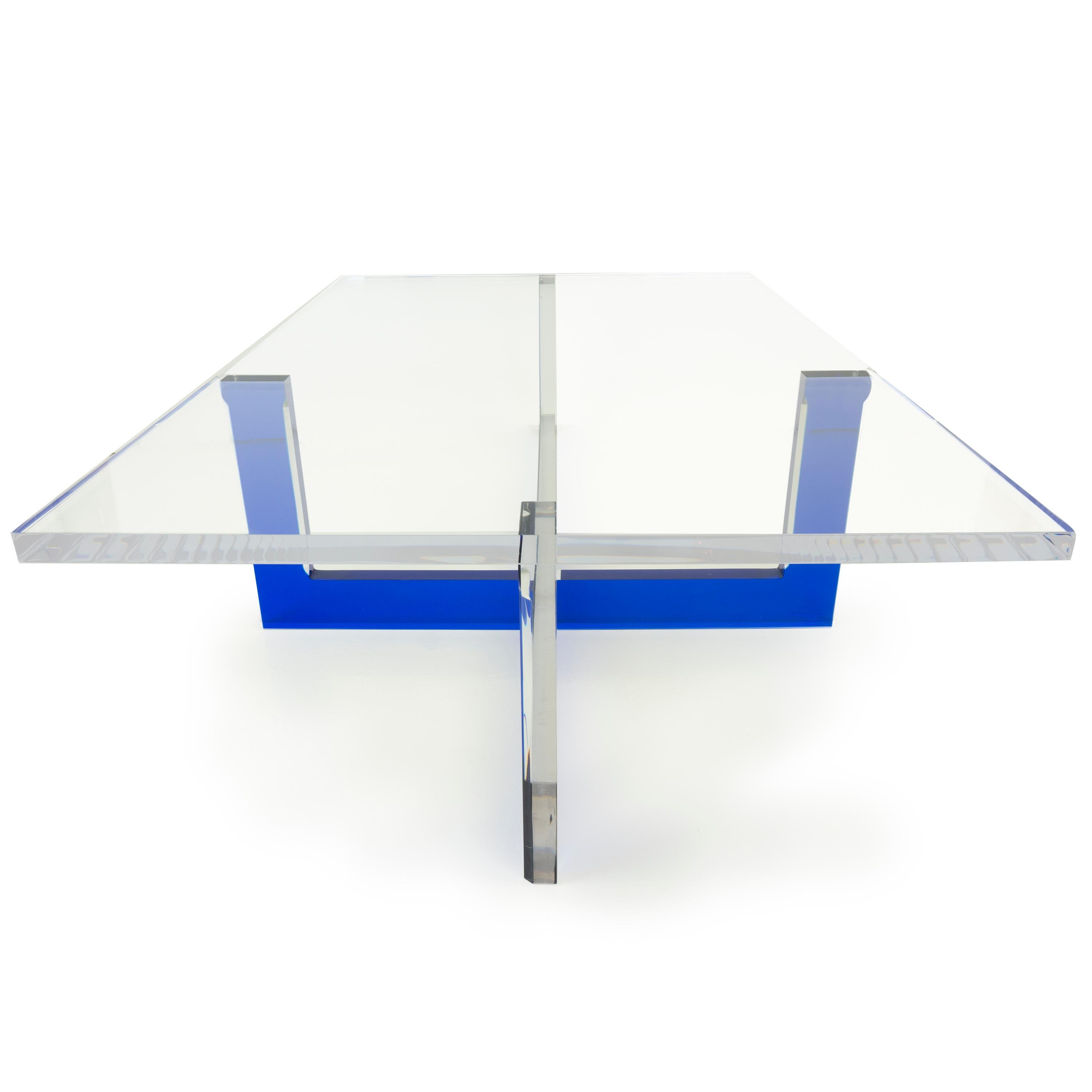 Lucite Table basse moderne en lucite avec base bleue en vente