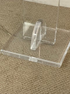 Moderne moderne Lucite-Stehleuchte mit goldfarbenen Akzenten