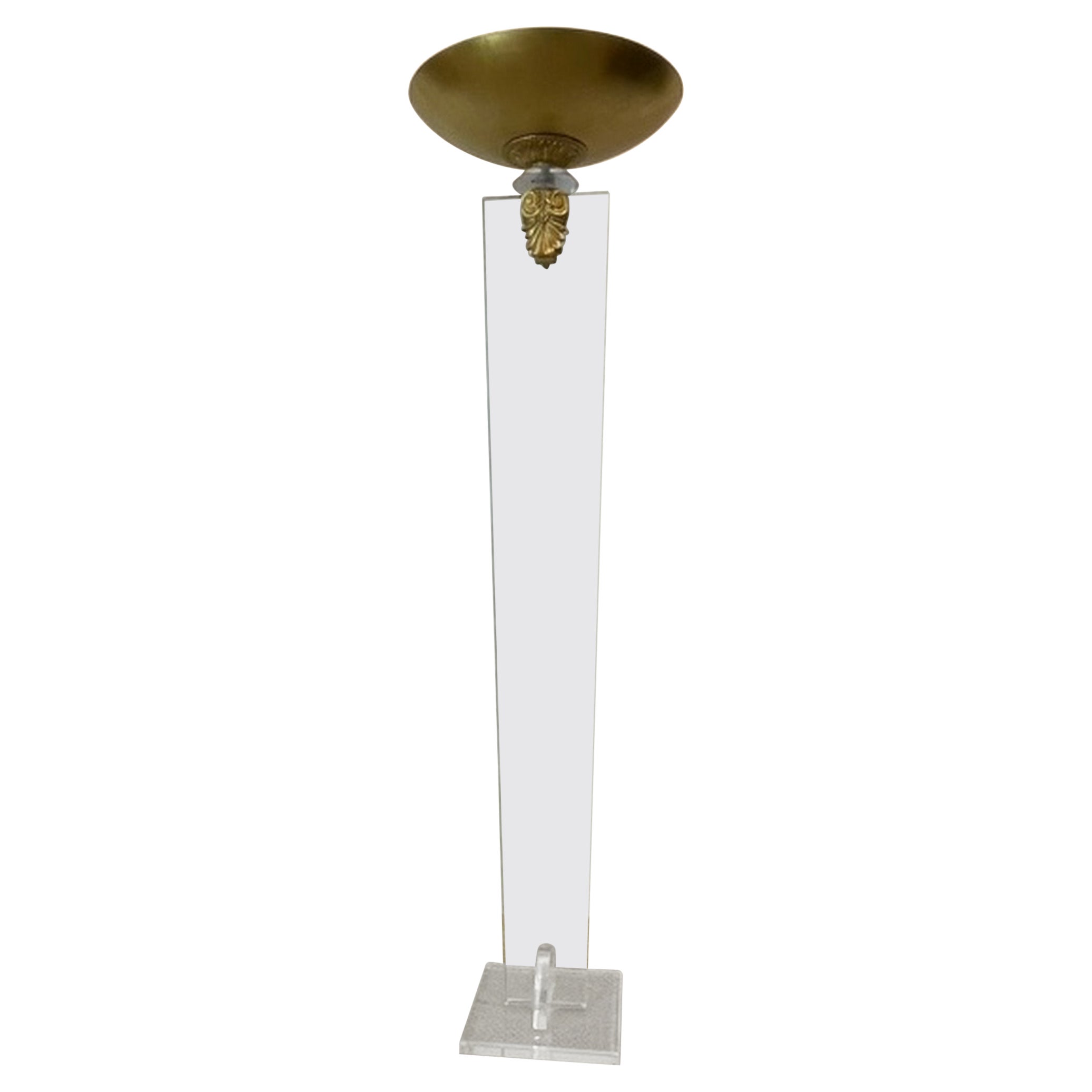 Lampadaire moderne en lucite aux accents dorés