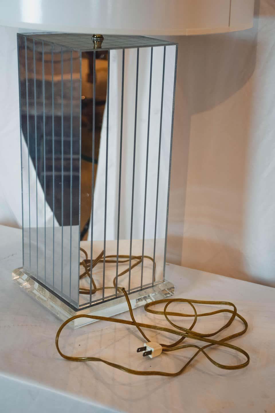 20ième siècle Lampe de Miroir Moderne en Lucite en vente