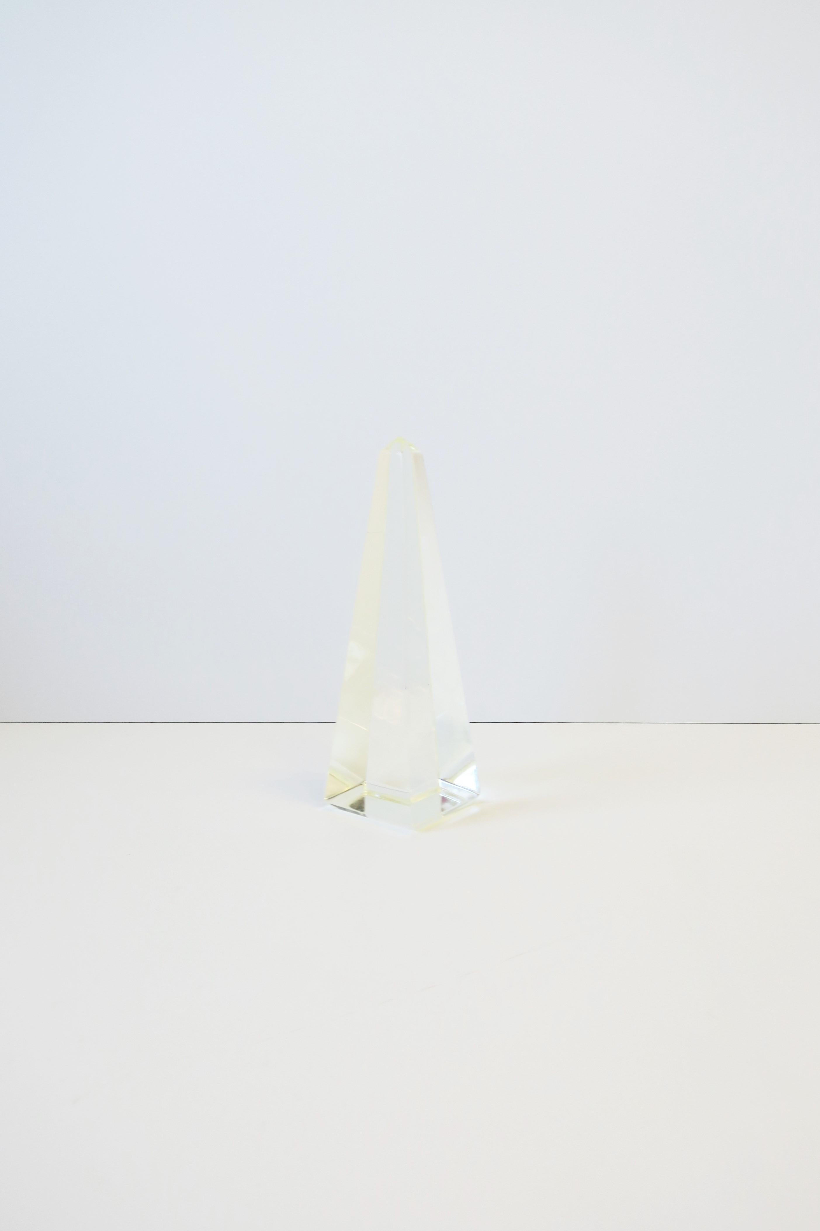 Lucite-Obelisk, Dekoratives Objekt (Moderne) im Angebot