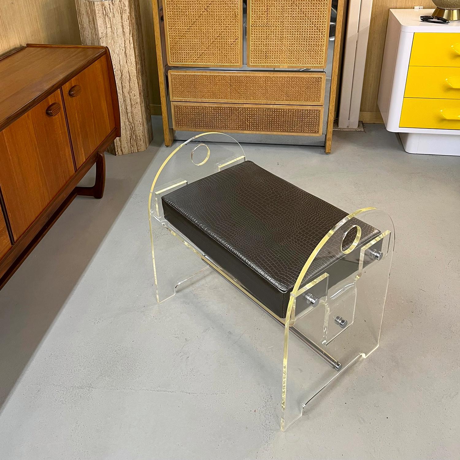 Taburete de tocador Post Modern Lucite Banco con tapicería de piel sintética de serpiente en venta 4