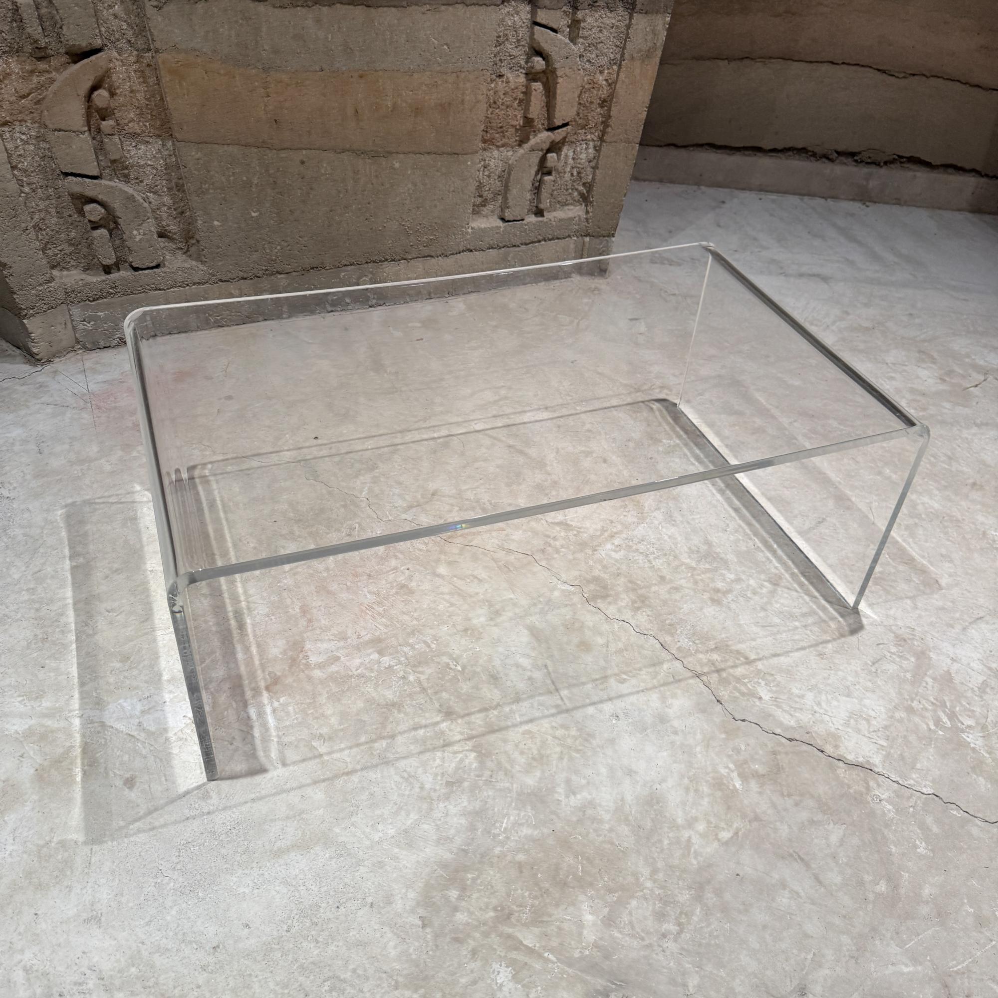 Modern Lucite Wasserfall Couchtisch
