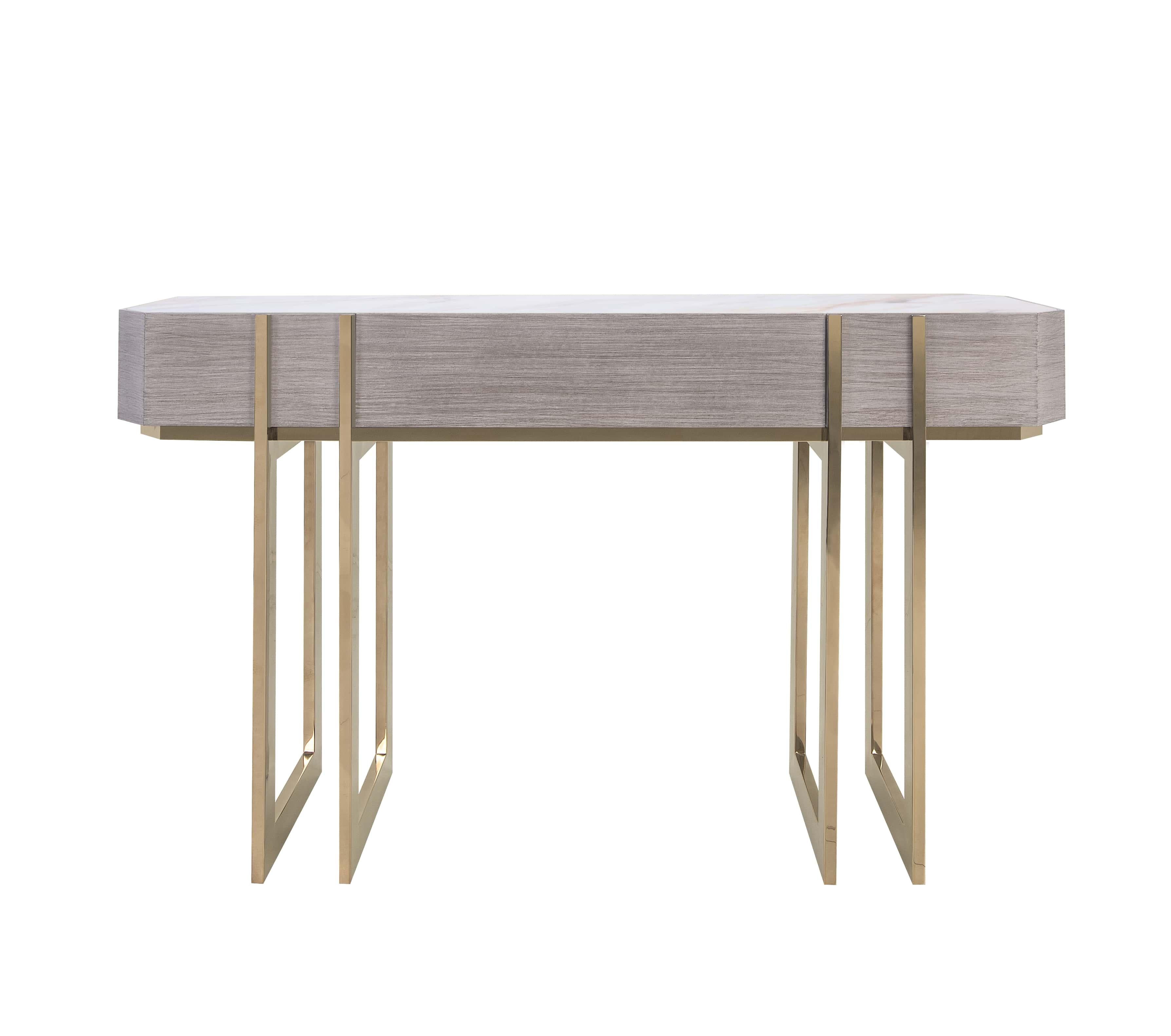 Eleva tu interior con esta llamativa consola, con un elegante acabado de madera en tonos claros y unas atrevidas patas metálicas de acabado geométrico. El diseño minimalista se equilibra con materiales sofisticados, lo que lo convierte en un acento