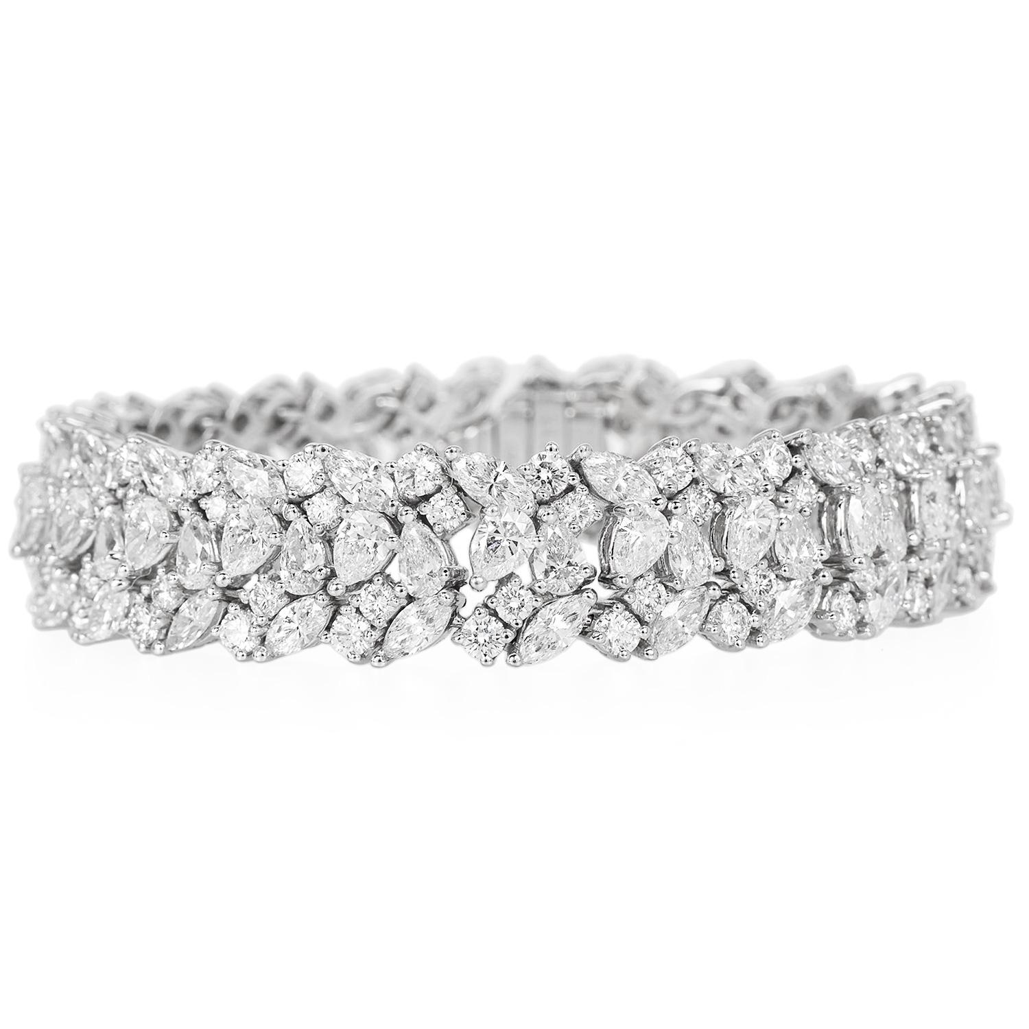 Lujosa Pulsera Envolvente de Platino y Diamantes de los años 90

Esta opulenta pulsera envolvente está magistralmente elaborada en platino, con un motivo floral adornado con 84 diamantes talla pera y redonda.

Estos diamantes naturales suman 24,50