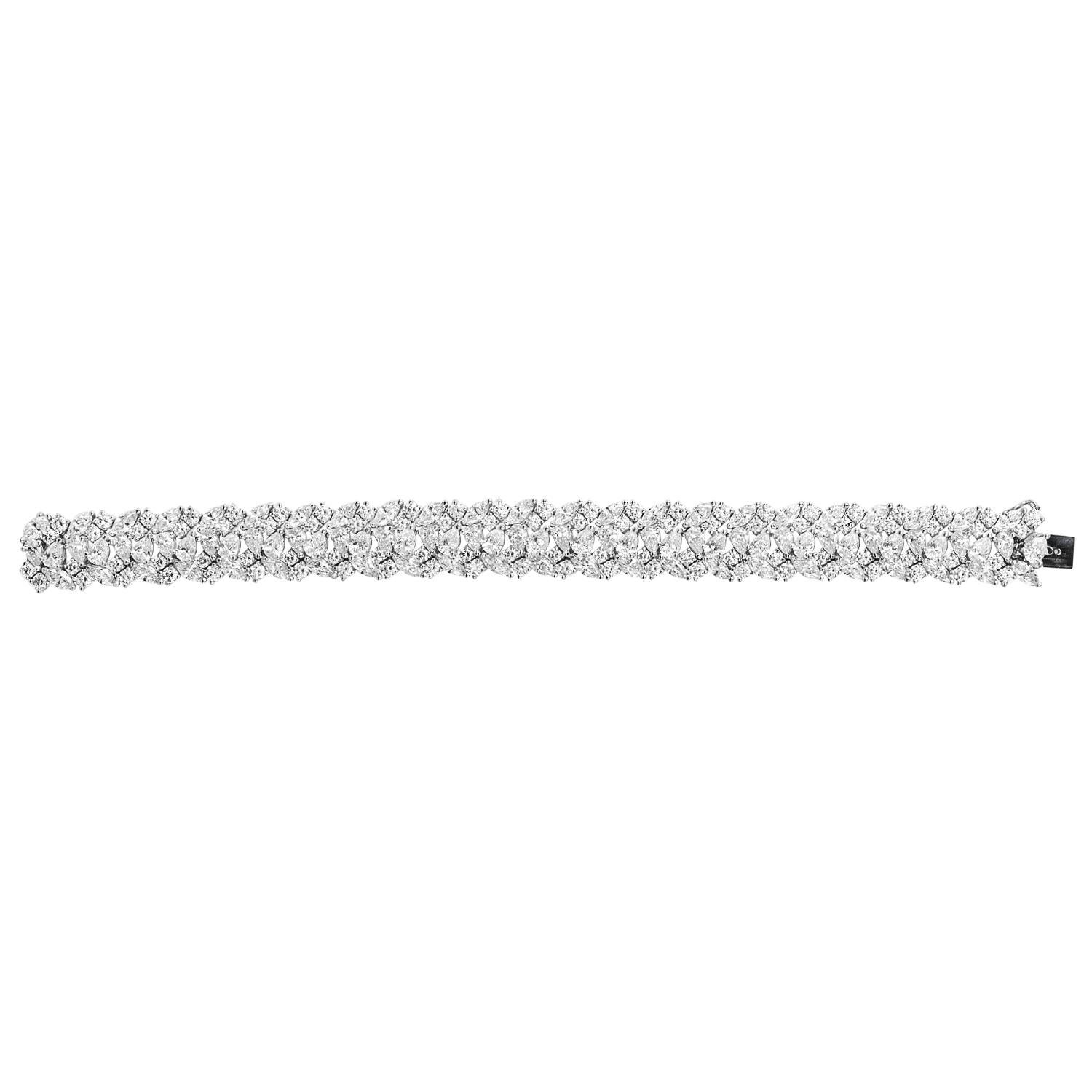 Moderna y lujosa Pulsera Envolvente de Platino con Diamantes de 24,50 quilates en Excelente estado para la venta en Miami, FL