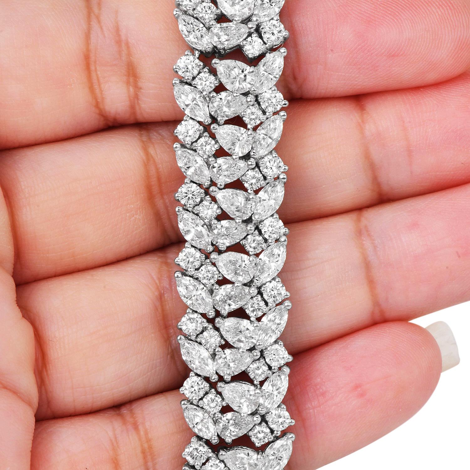 De las mujeres Moderna y lujosa Pulsera Envolvente de Platino con Diamantes de 24,50 quilates en venta