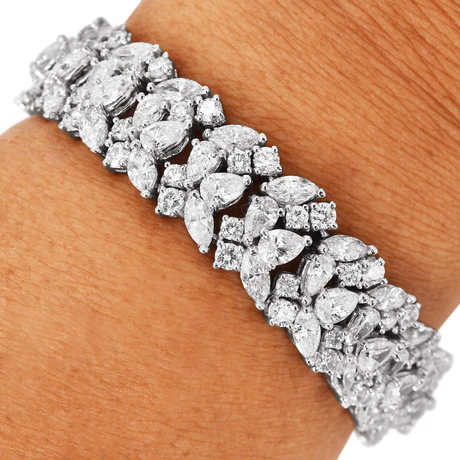 Moderna y lujosa Pulsera Envolvente de Platino con Diamantes de 24,50 quilates en venta 1
