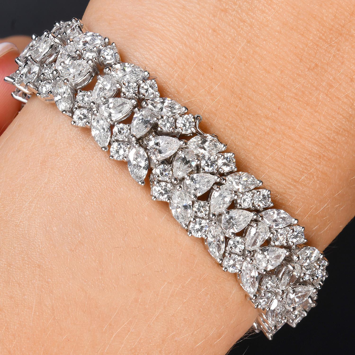 Moderna y lujosa Pulsera Envolvente de Platino con Diamantes de 24,50 quilates en venta 2