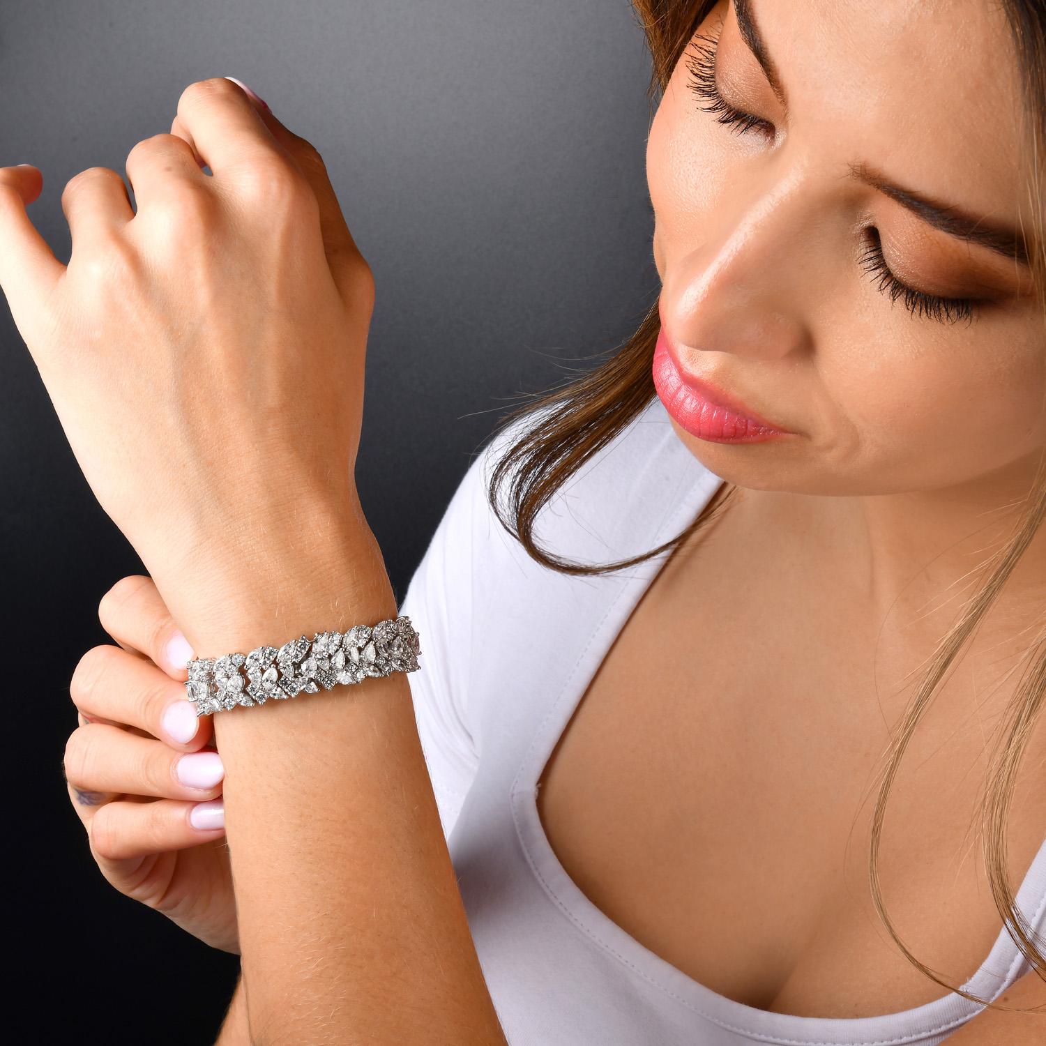 Moderna y lujosa Pulsera Envolvente de Platino con Diamantes de 24,50 quilates en venta 3