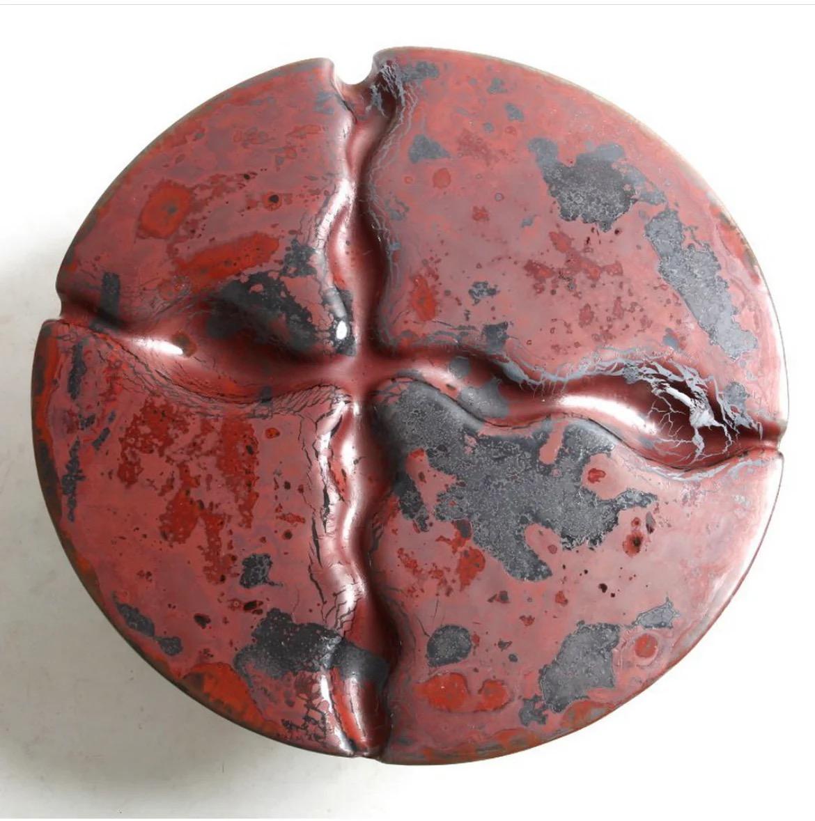 The Mars table surface mirrors the distinctive terrain of the red planet, immersing you in a world of imagination. Its design features intersecting patterns, symbolizing the dual nature of origin and telling a brief tale of cosmic roadways