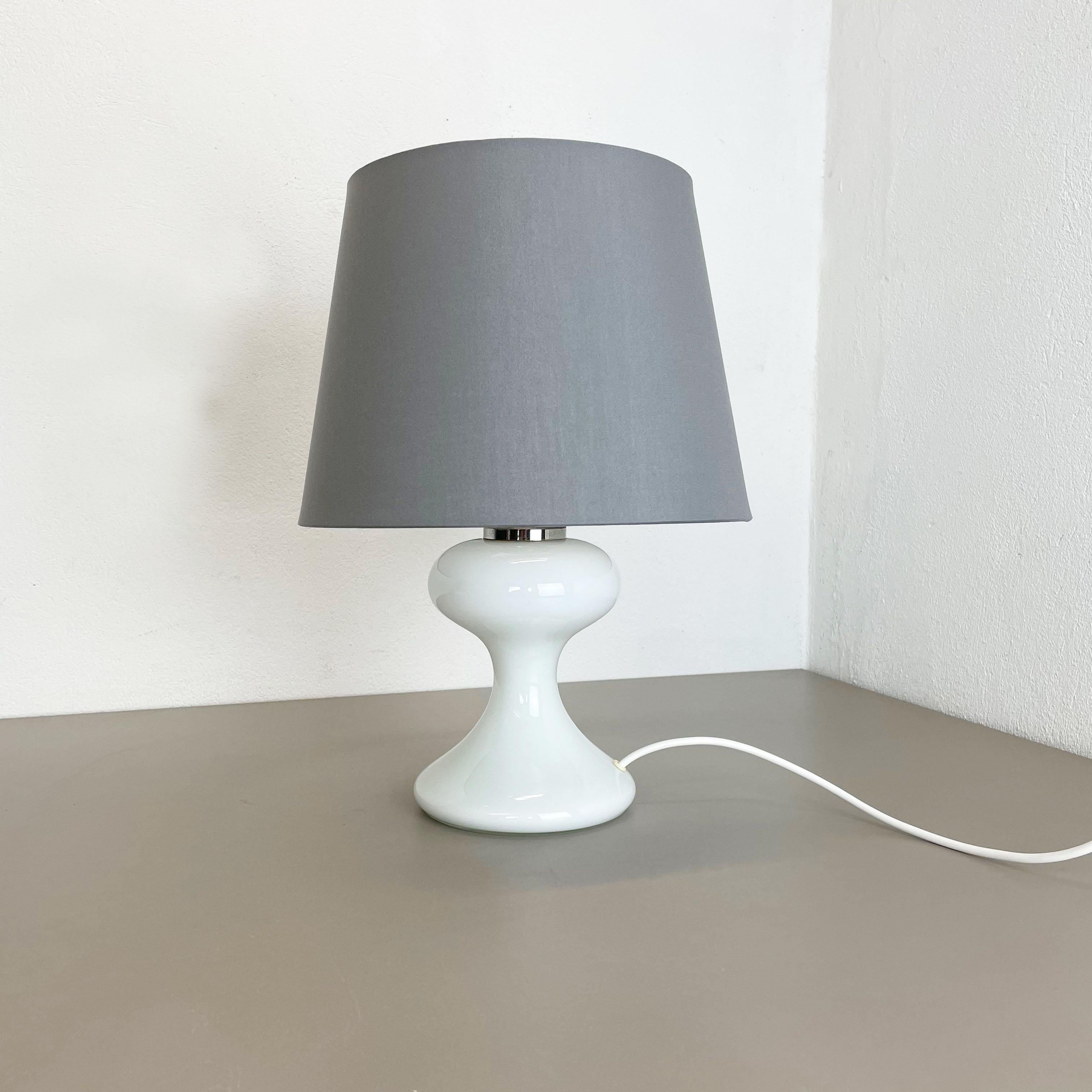 Artikel:

Glas-Tischleuchtenfuß


Produzent:

DESIGN M


Designer:

Ingo Maurer


Jahrzehnt:

1960s





Diese originelle Vintage-Glasleuchte wurde in den 1960er Jahren von INGO Maurer und DESIGN M in Deutschland entworfen und hergestellt. Er ist
