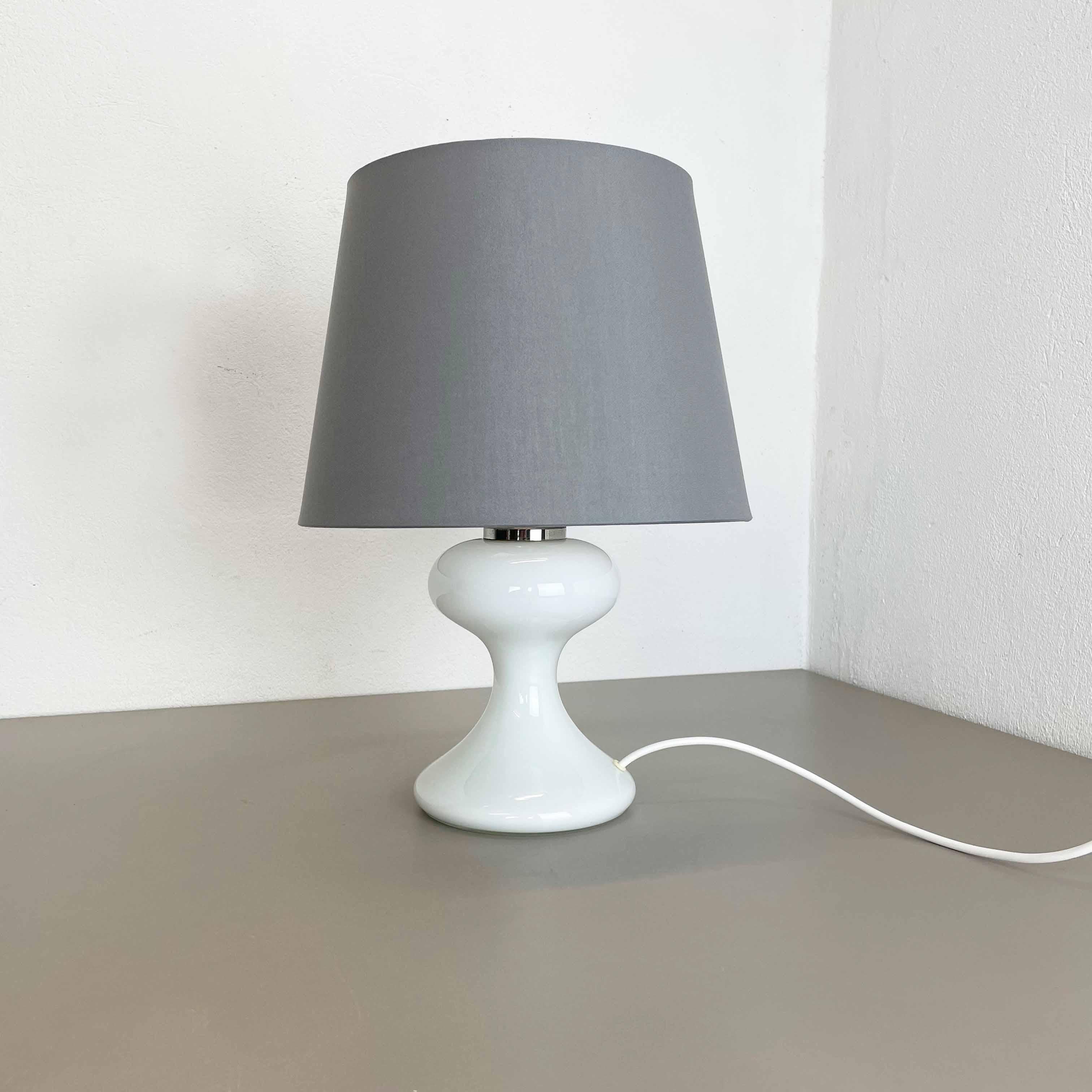 Moderne Tischleuchte aus weißem Glas im M-Design ML 1 von Ingo Mauer, GERMANY, 1960er Jahre (Deutsch) im Angebot