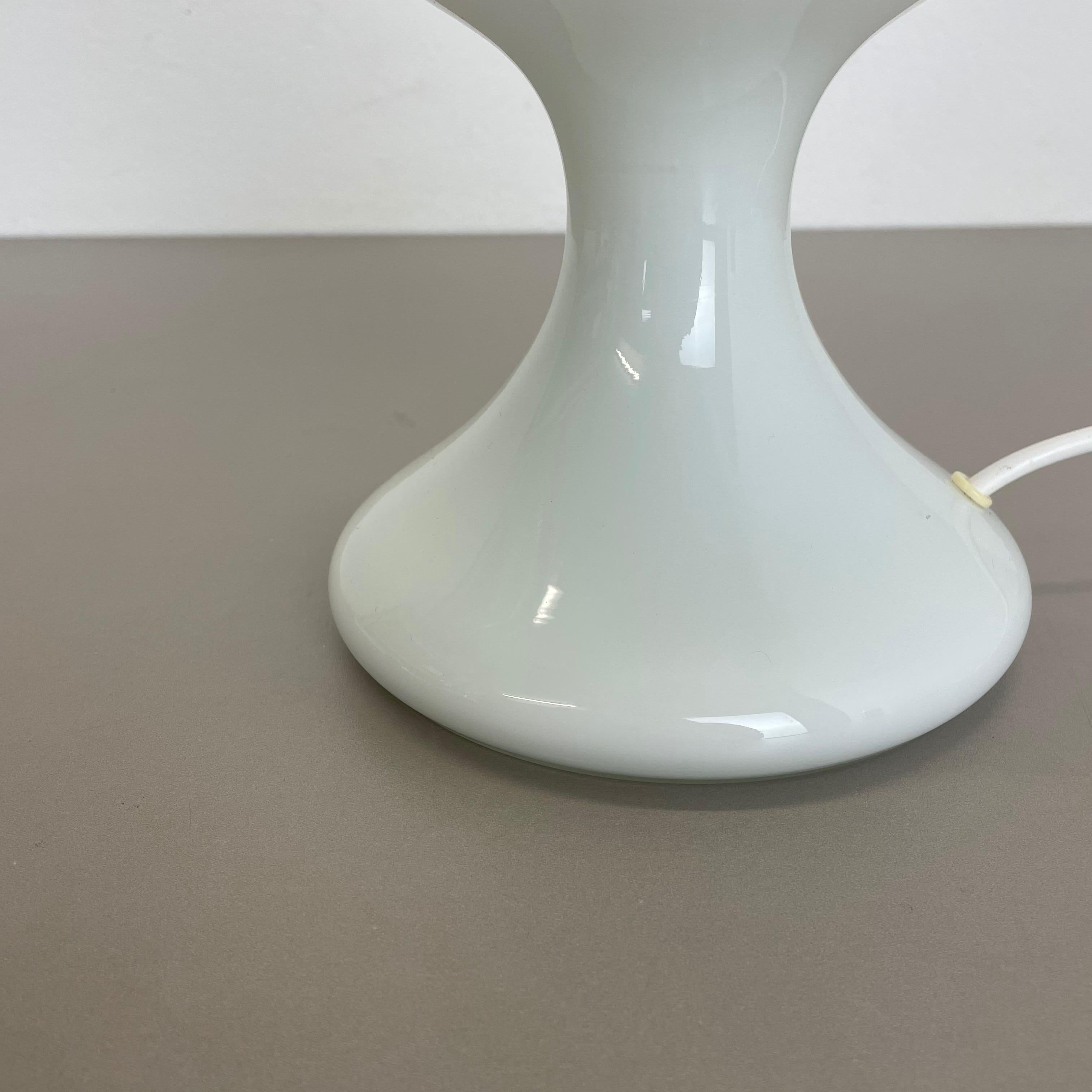 Moderne Tischleuchte aus weißem Glas im M-Design ML 1 von Ingo Mauer, GERMANY, 1960er Jahre (20. Jahrhundert) im Angebot