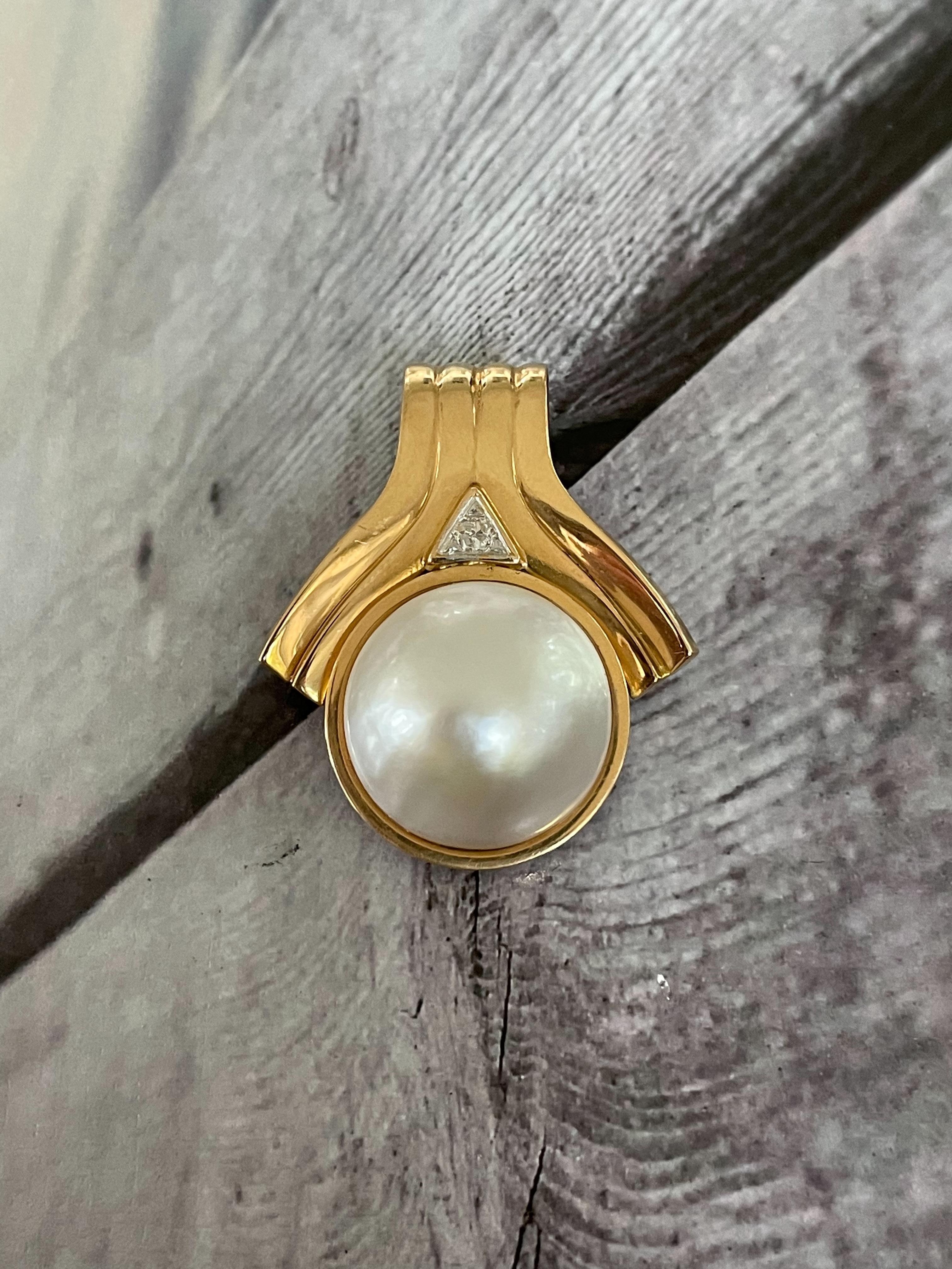 Round Cut Modern Mabe Pearl 14 Karat Yellow Gold Pendant, Enhancer Style For Sale