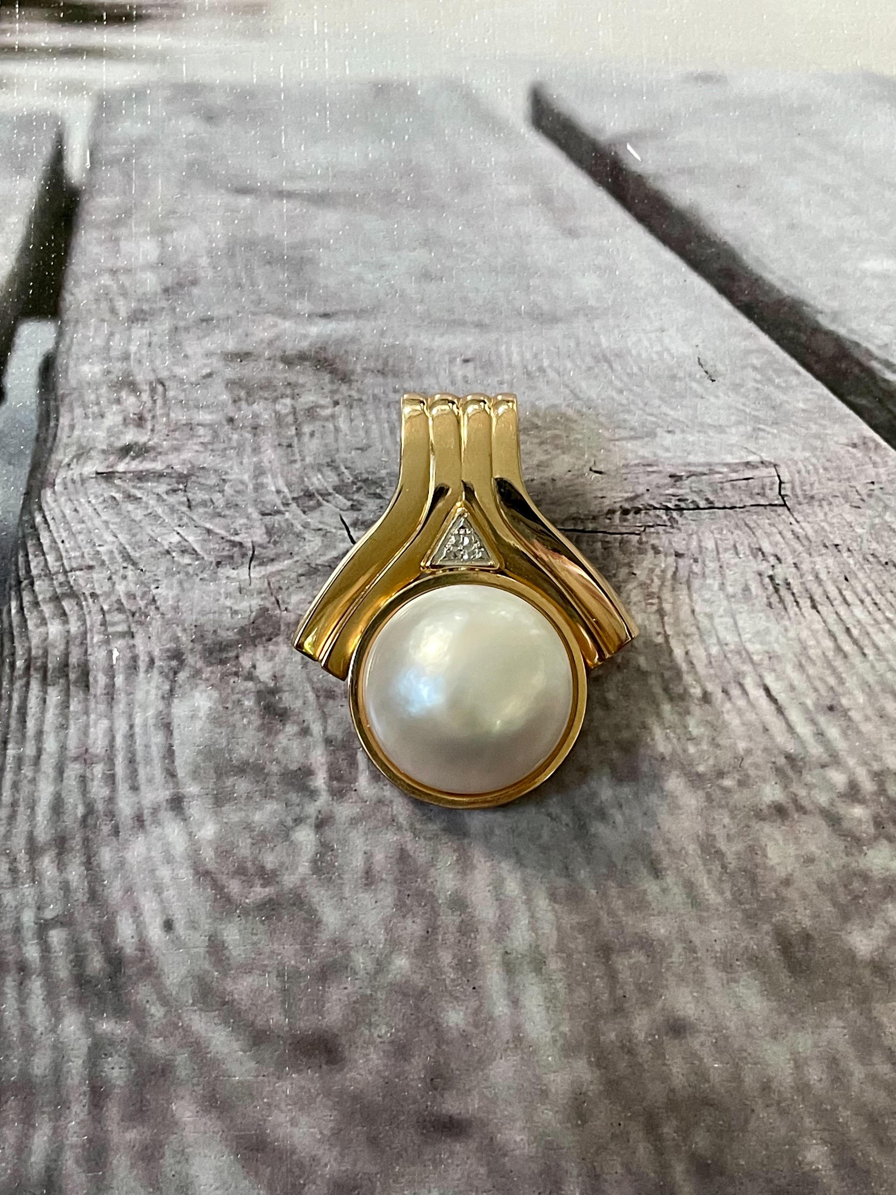 Modern Mabe Pearl 14 Karat Yellow Gold Pendant, Enhancer Style For Sale 3