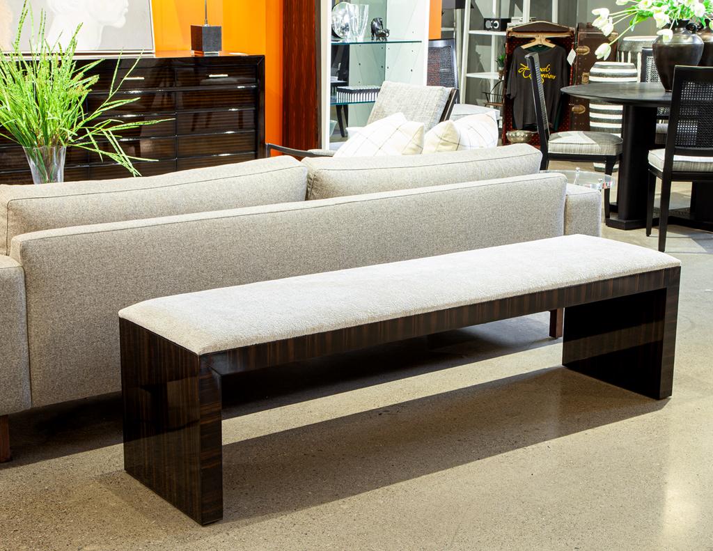 Ajoutez une touche de glamour sophistiqué à votre espace avec ce banc moderne fabriqué à la main par Carrocel. Présentant le grain riche et saisissant du bois de Macassar et finie en haute brillance, cette pièce présente un design moderne