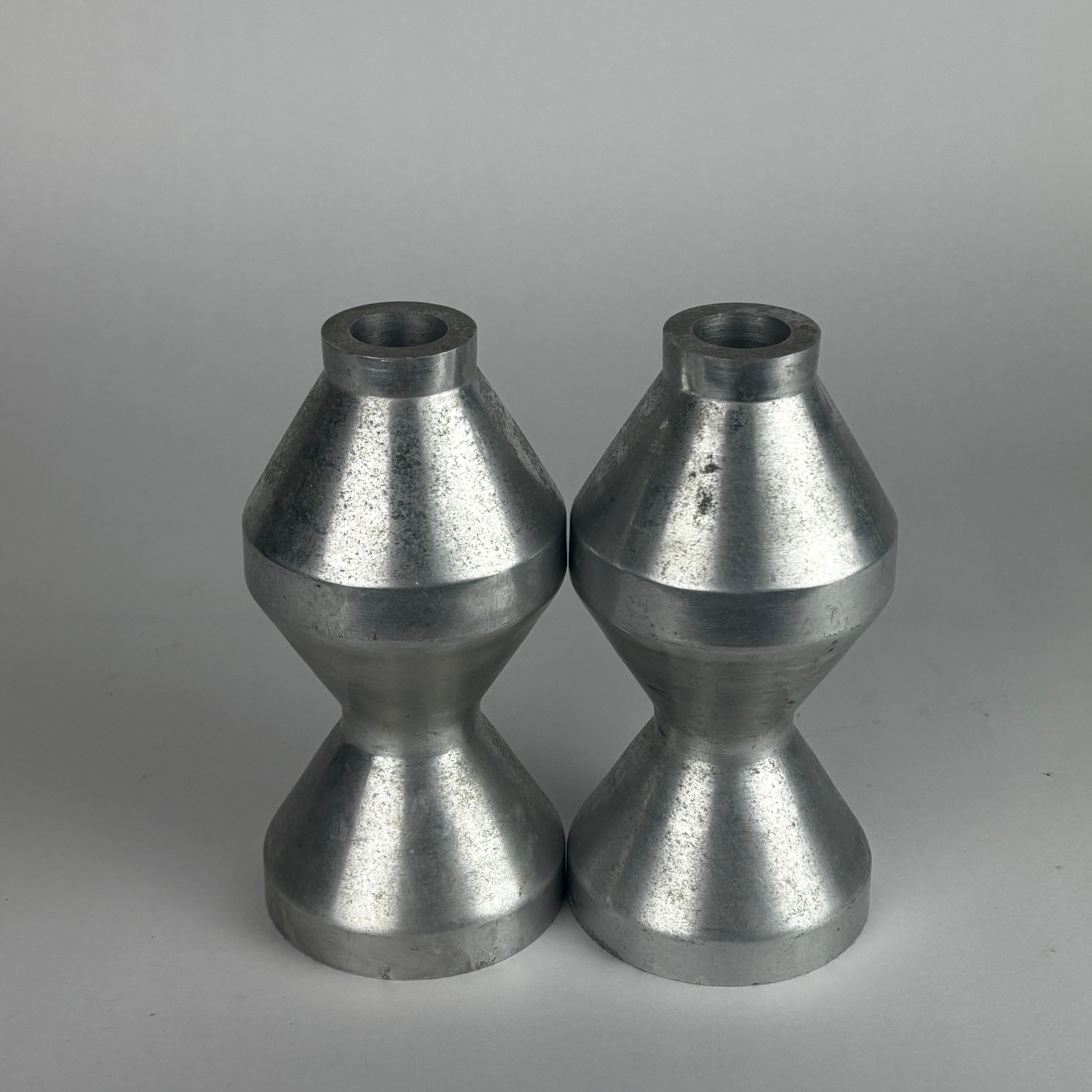 Il progetto di fine giornata di un macchinista ha trasformato dei portacandele in alluminio.
Alluminio solido e pesante, in stile Space Age.
L'uso dell'alluminio è aumentato nel secondo dopoguerra in seguito all'espansione e alla crescita della