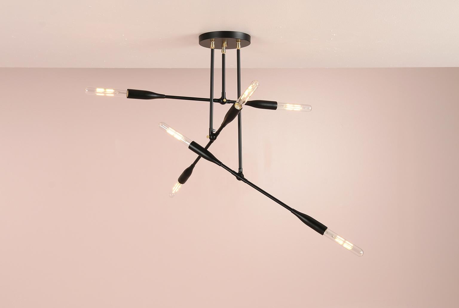 Questa lampada snodabile funziona perfettamente in spazi ridotti. Questo ciondolo moderno e lineare ha linee audaci ed eleganti e uno spazio negativo drammatico. Assemblata a mano nel nostro studio del New England, la lampada personalizzata è dotata