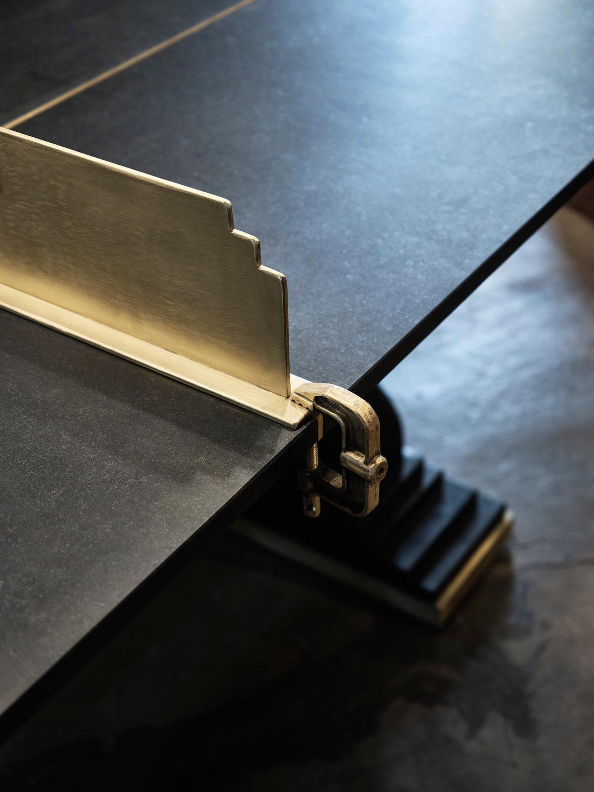 La table, nommée d'après sa surface de jeu en granit noir absolu d'origine magmatique, est spécifiquement conçue pour une utilisation en extérieur. Chacun de ses composants a été conçu et traité à cette fin. Une autre caractéristique distinctive est