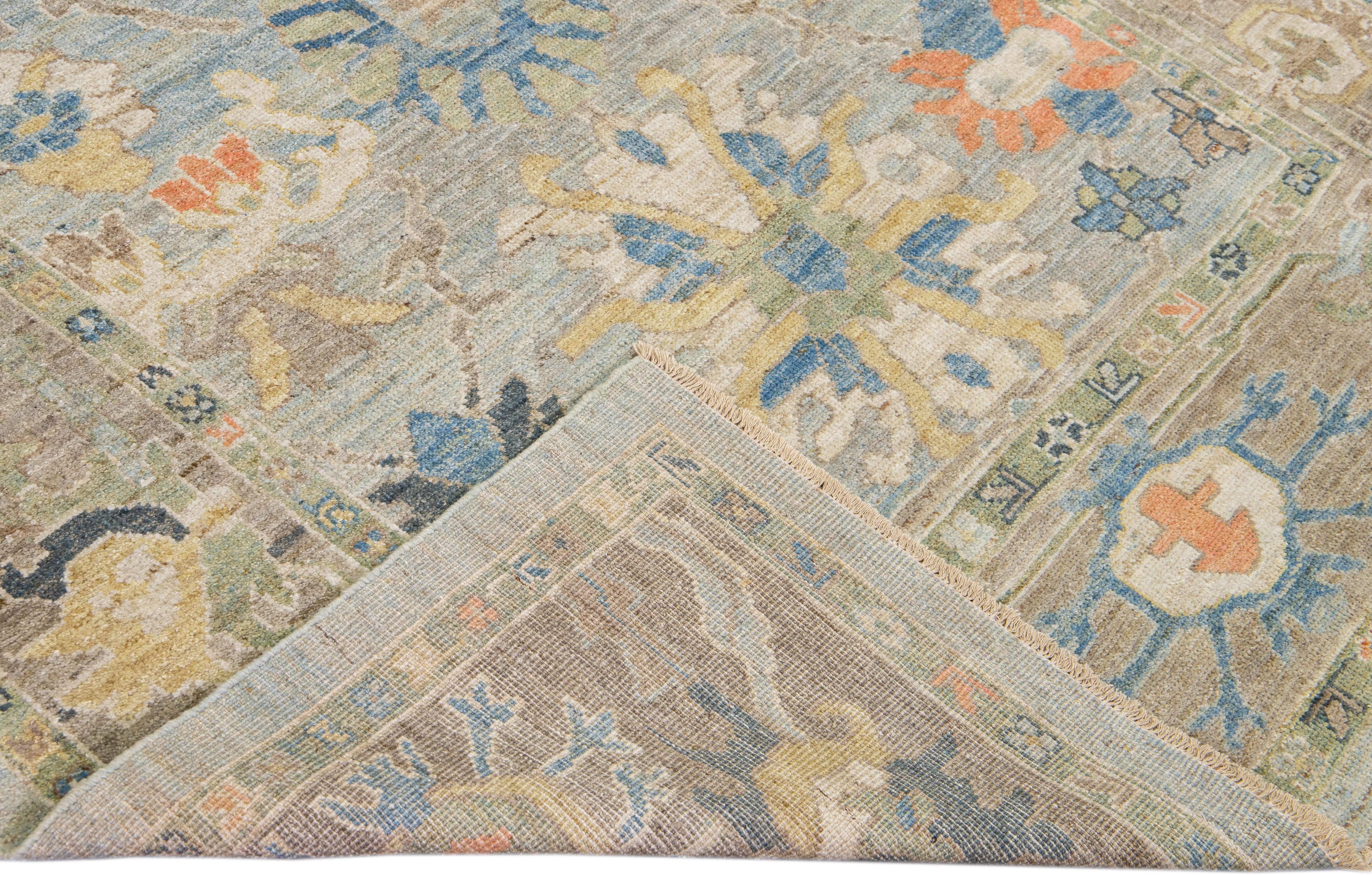 Schöner, moderner, handgeknüpfter Mahal-Woll-Läufer mit blauem Feld. Dieses Stück hat gelbe, braune und orangefarbene Akzente in einem prächtigen klassischen Blumenmuster.

Dieser Teppich misst: 6' x 18'2