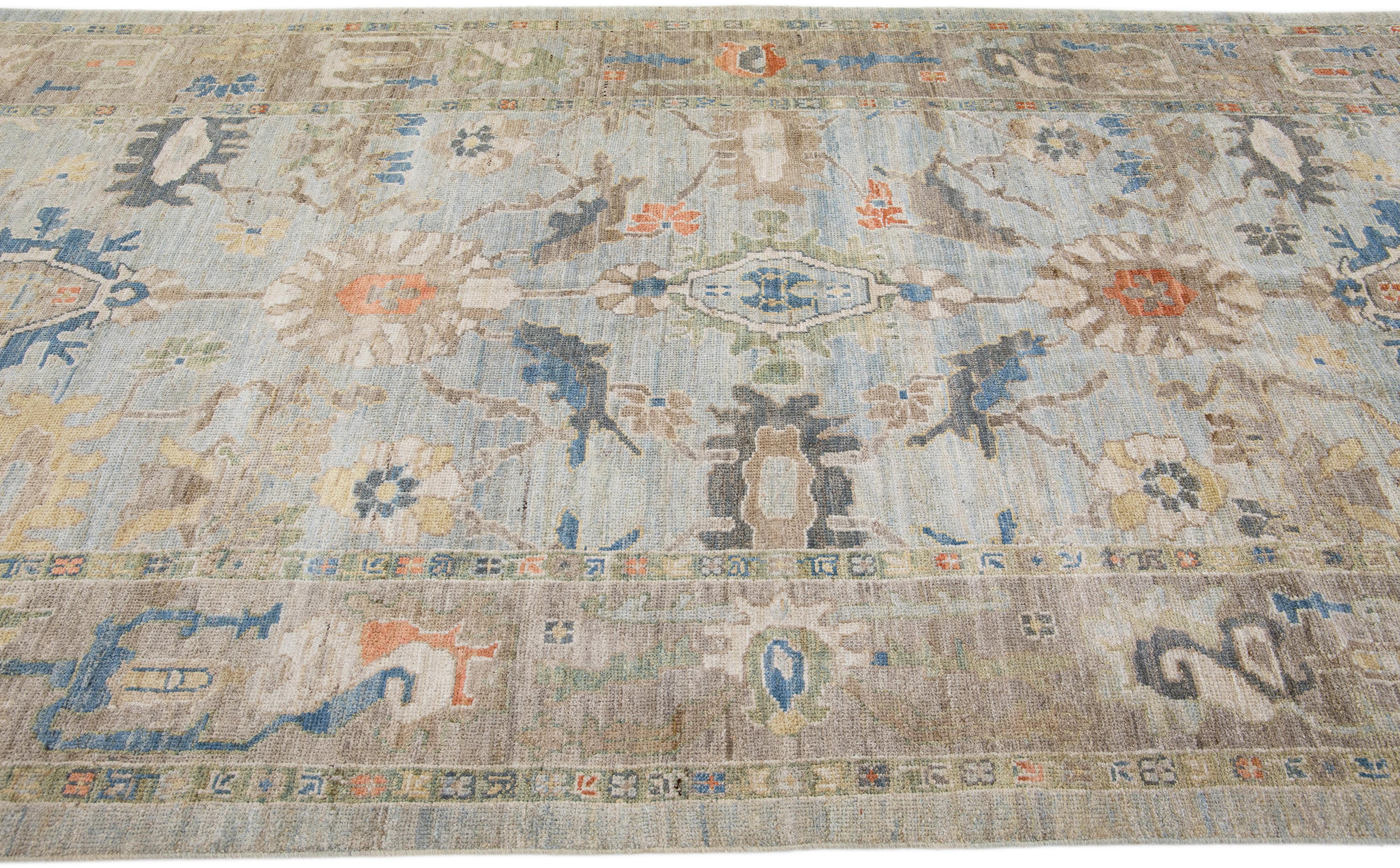 Moderner moderner Mahal-Läufer aus blauer handgefertigter Wolle mit floralem Design (Handgeknüpft) im Angebot