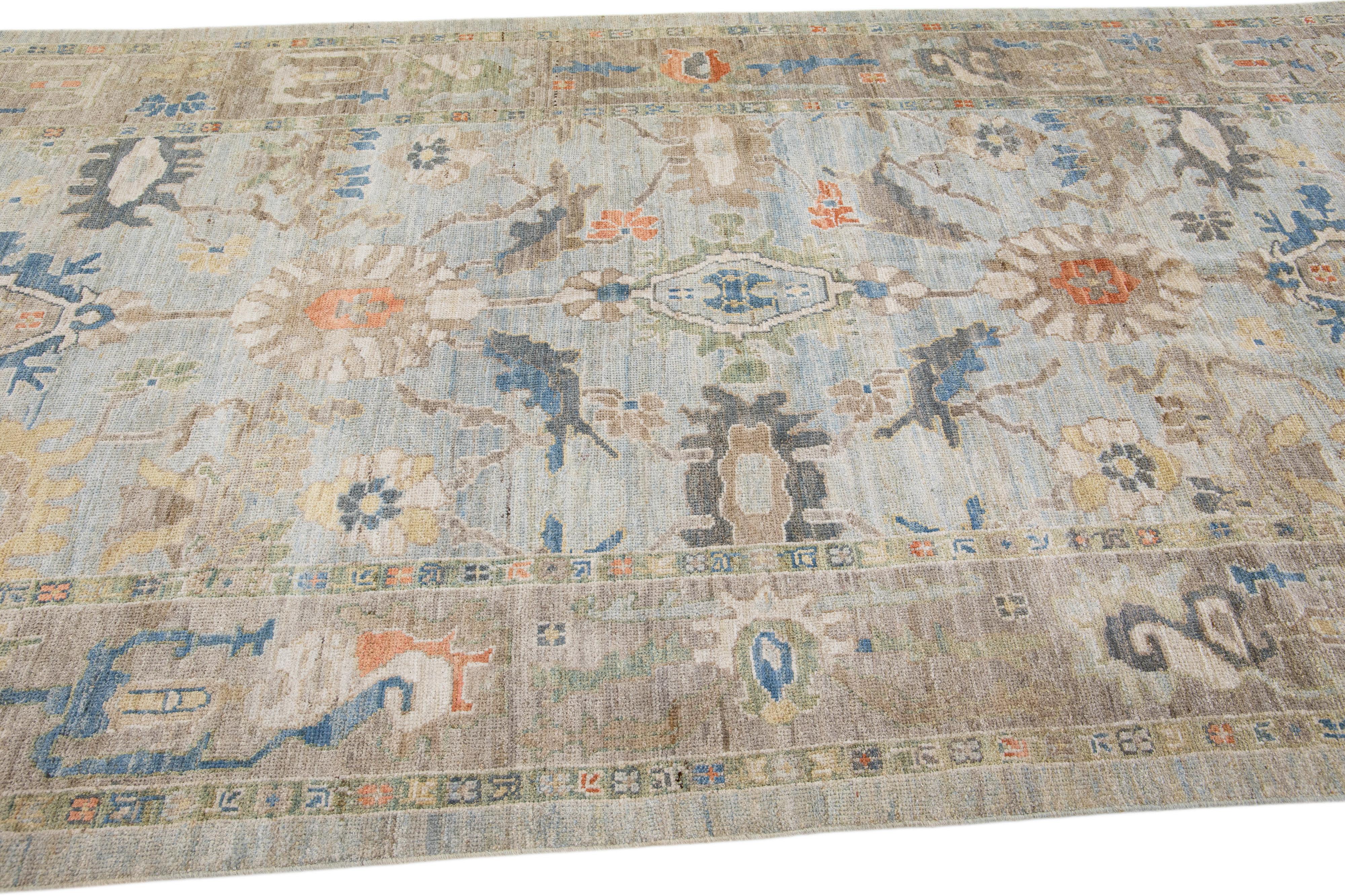 Moderner moderner Mahal-Läufer aus blauer handgefertigter Wolle mit floralem Design im Zustand „Neu“ im Angebot in Norwalk, CT