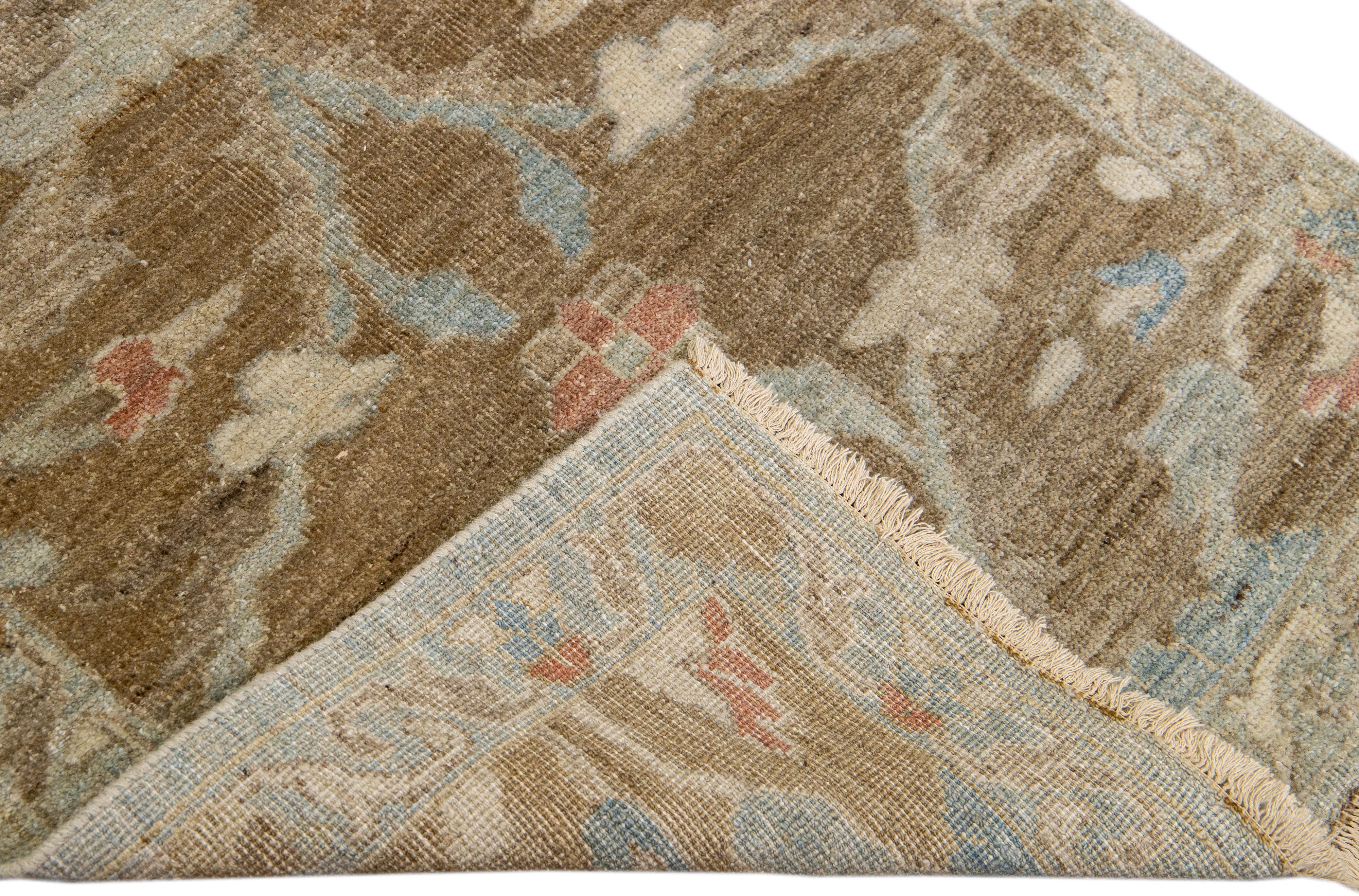 Schöner, moderner, handgeknüpfter Mahal-Woll-Läufer mit braunem Feld. Dieses Stück hat mehrfarbige Akzente in einem prächtigen klassischen Blumenmuster.

Dieser Teppich misst: 3'2'' x 25'10