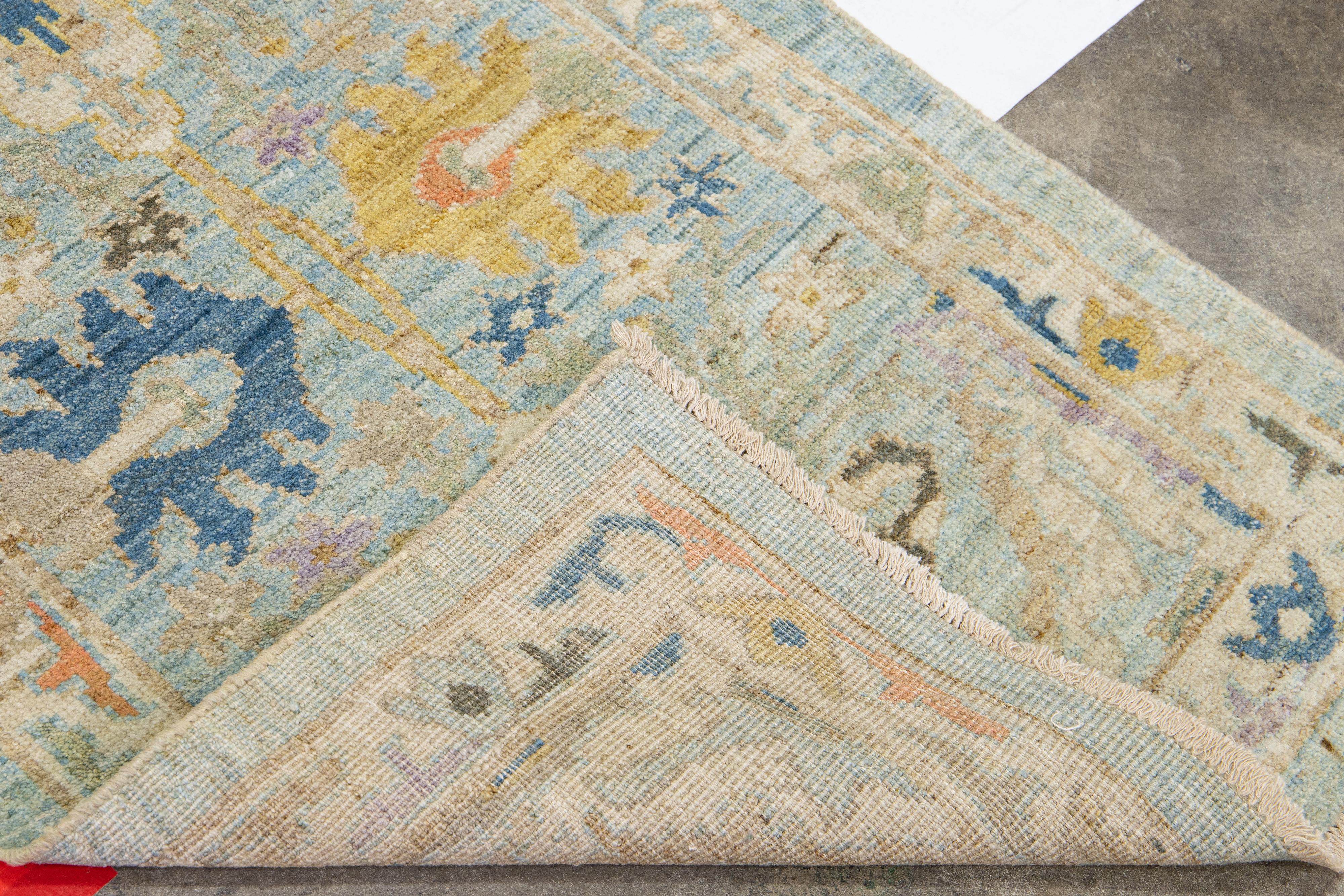 Moderner moderner Mahal-Läufer aus blauer Wolle mit Blumenmuster, handgefertigt (Handgeknüpft) im Angebot