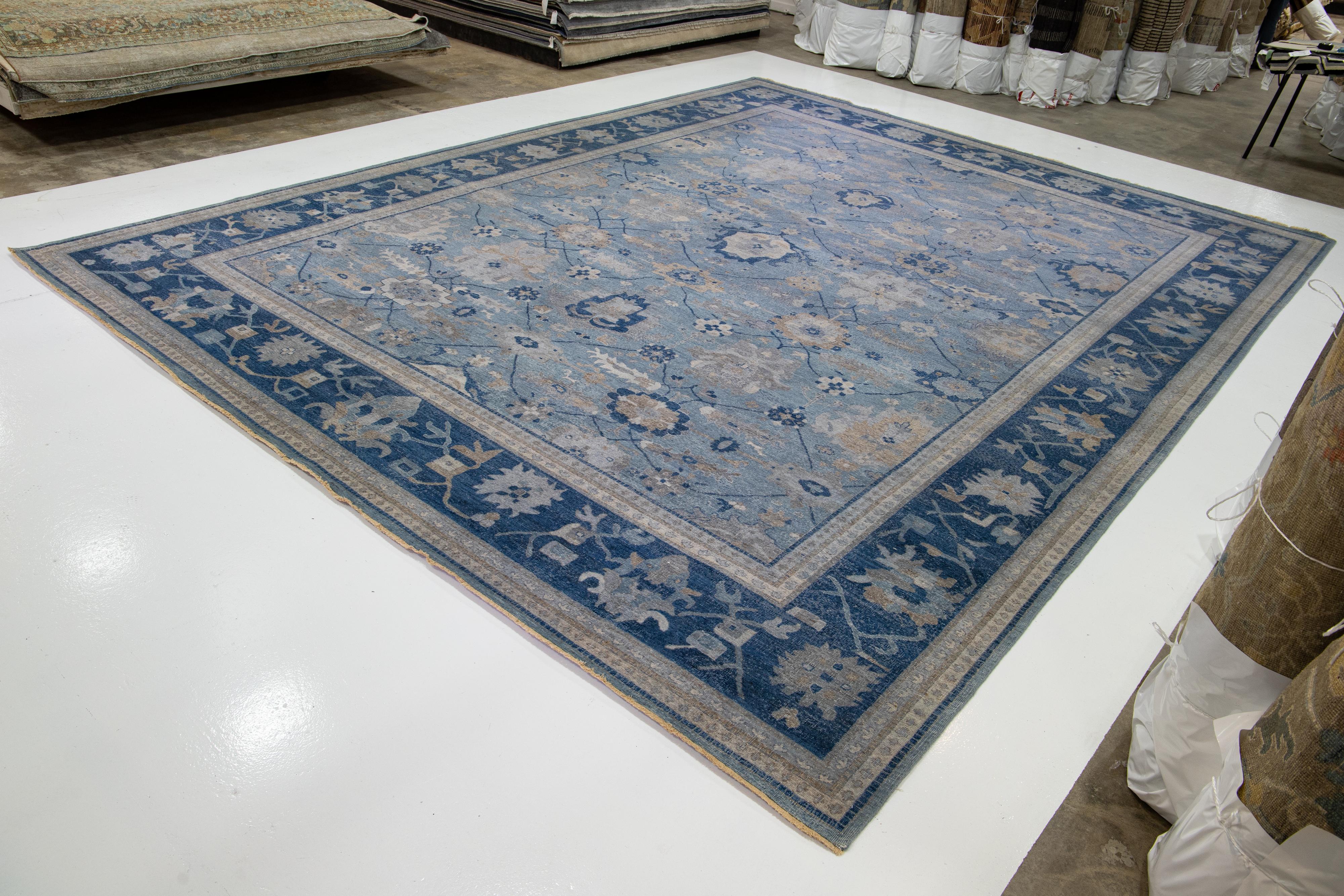 Moderner handgefertigter indischer Mahal-Teppich aus blauer Wolle von Apadana, Allover im Angebot 3