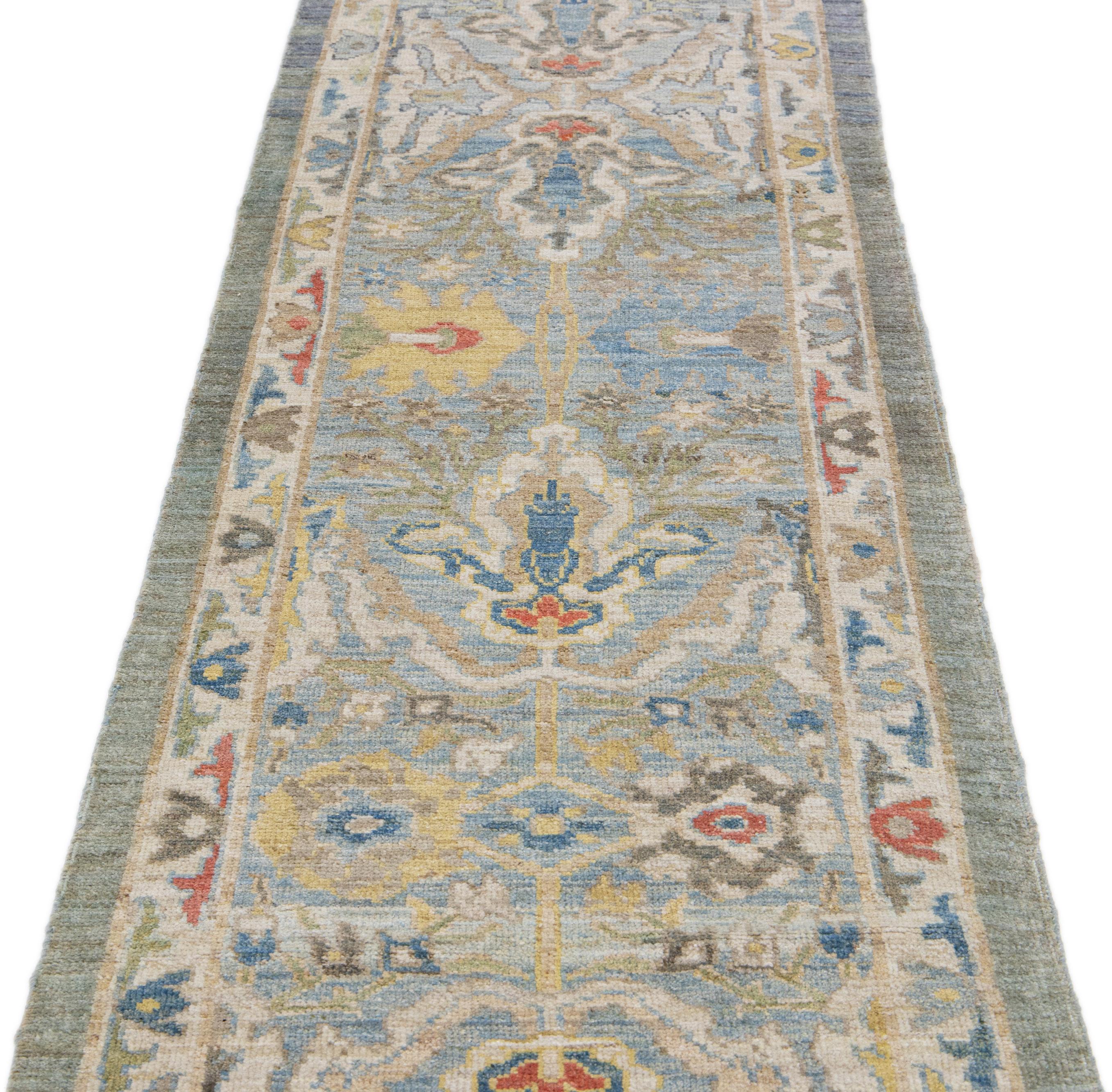 Schöner, moderner, handgeknüpfter Mahal-Woll-Läufer mit blauem Feld. Dieses Stück hat einen gelben, grünen und orangefarbenen Akzent in einem wunderschönen, klassischen Blumenmuster.

Dieser Teppich misst: 2'7