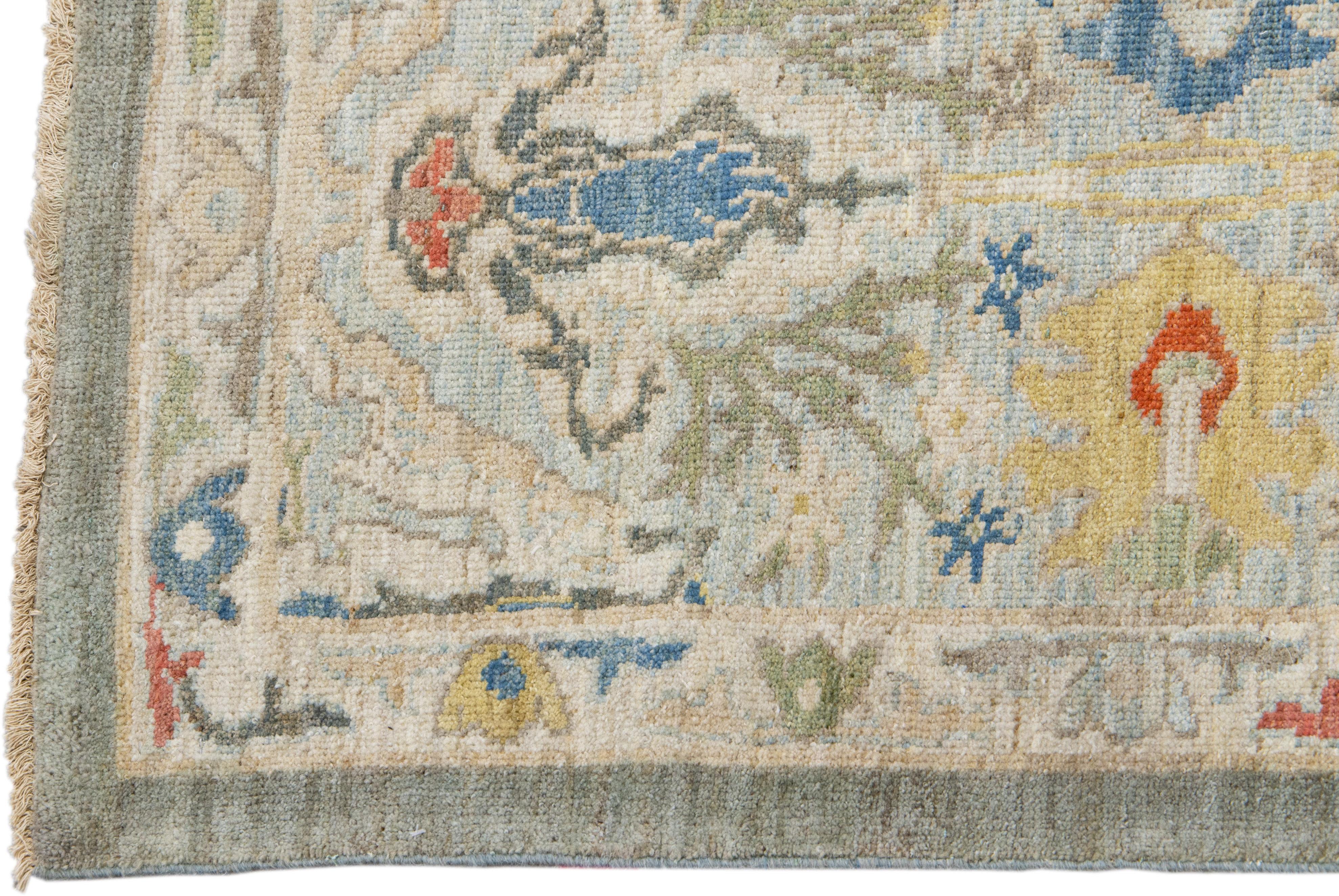 Moderner, handgefertigter Mahal-Läufer aus blauer Wolle mit floralem Design (Islamisch) im Angebot