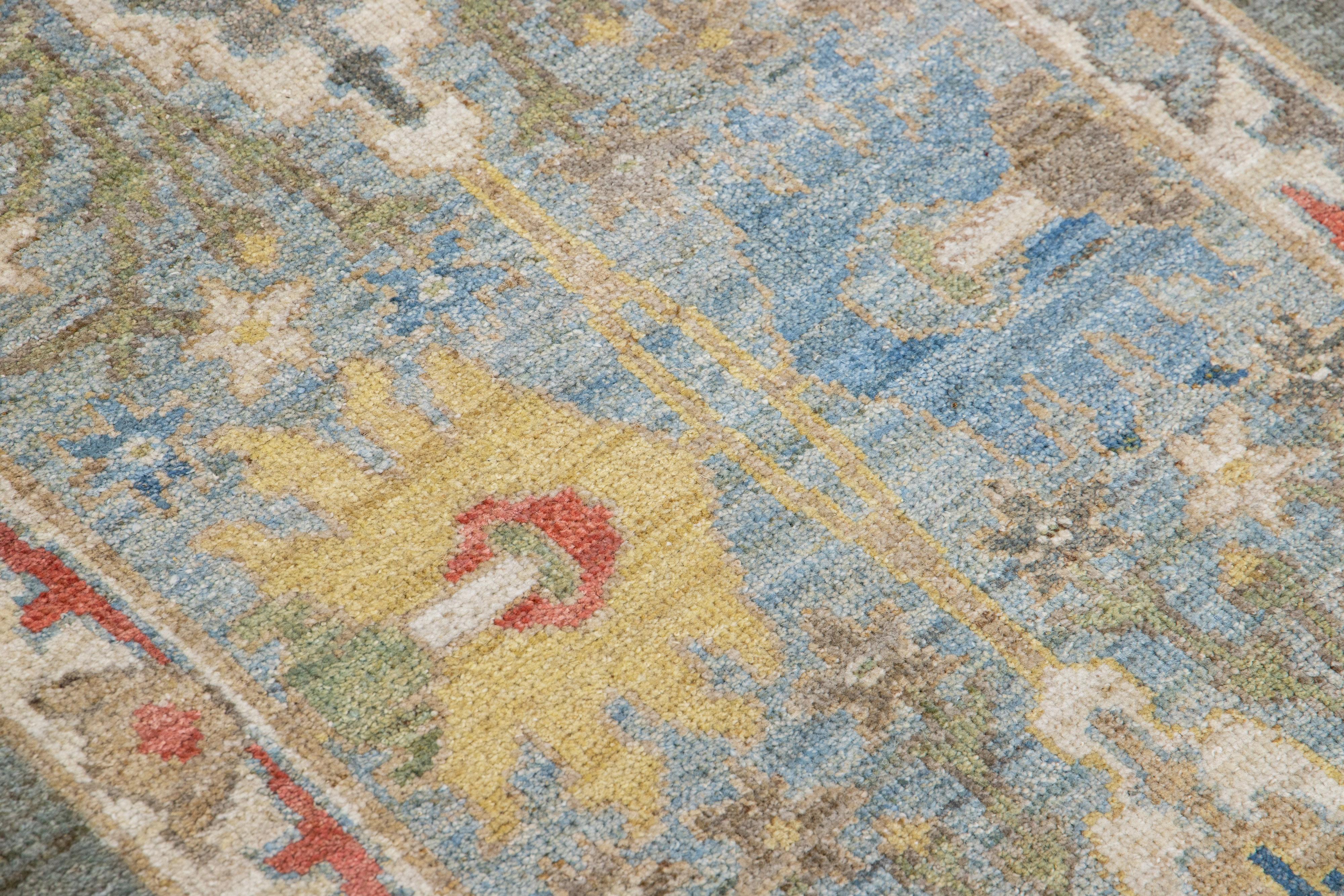 Moderner, handgefertigter Mahal-Läufer aus blauer Wolle mit floralem Design im Angebot 1