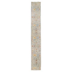 Runner moderno Mahal in lana blu fatto a mano con motivo floreale