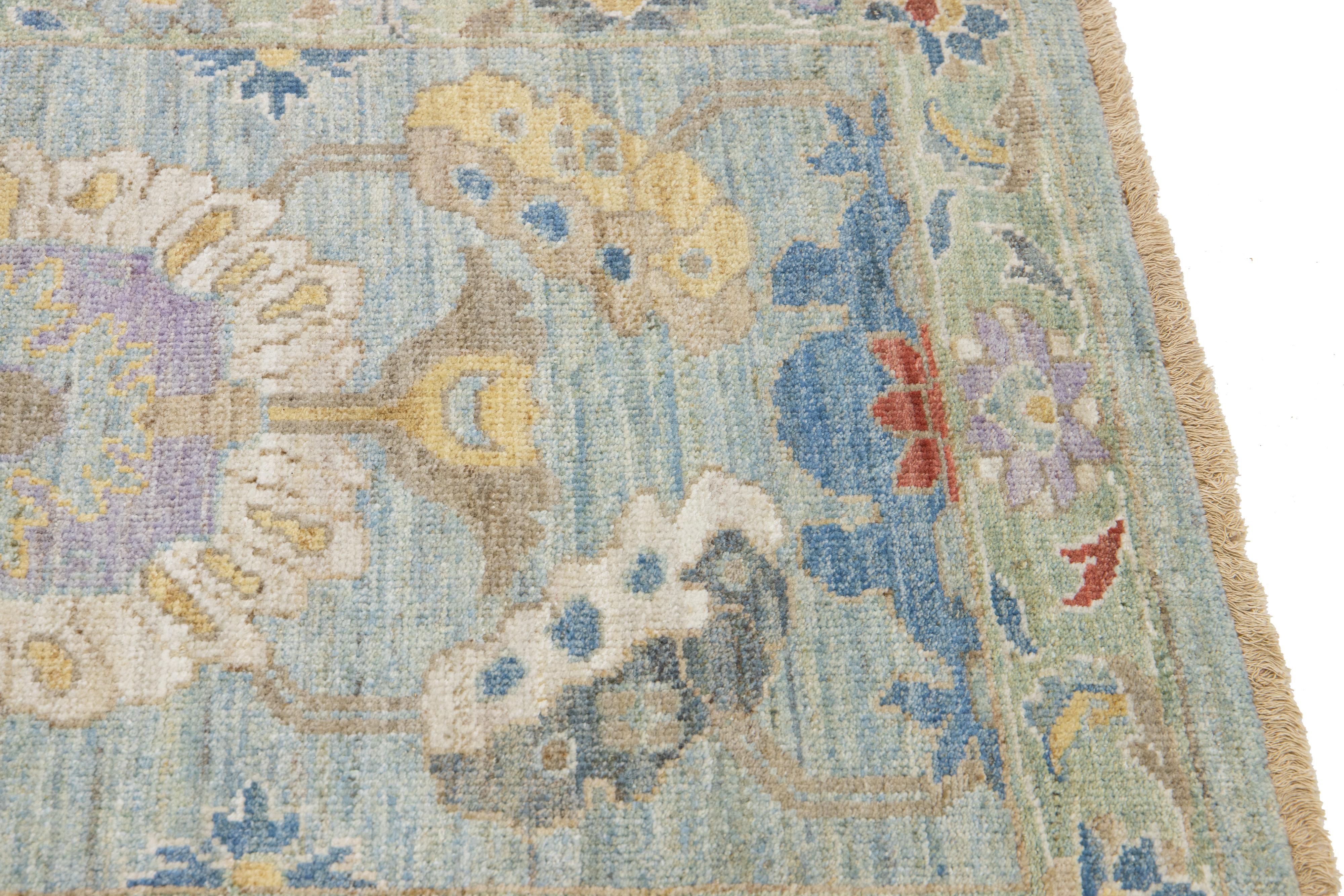 Lana Runner moderno Mahal in lana blu e verde fatto a mano con motivi floreali in vendita