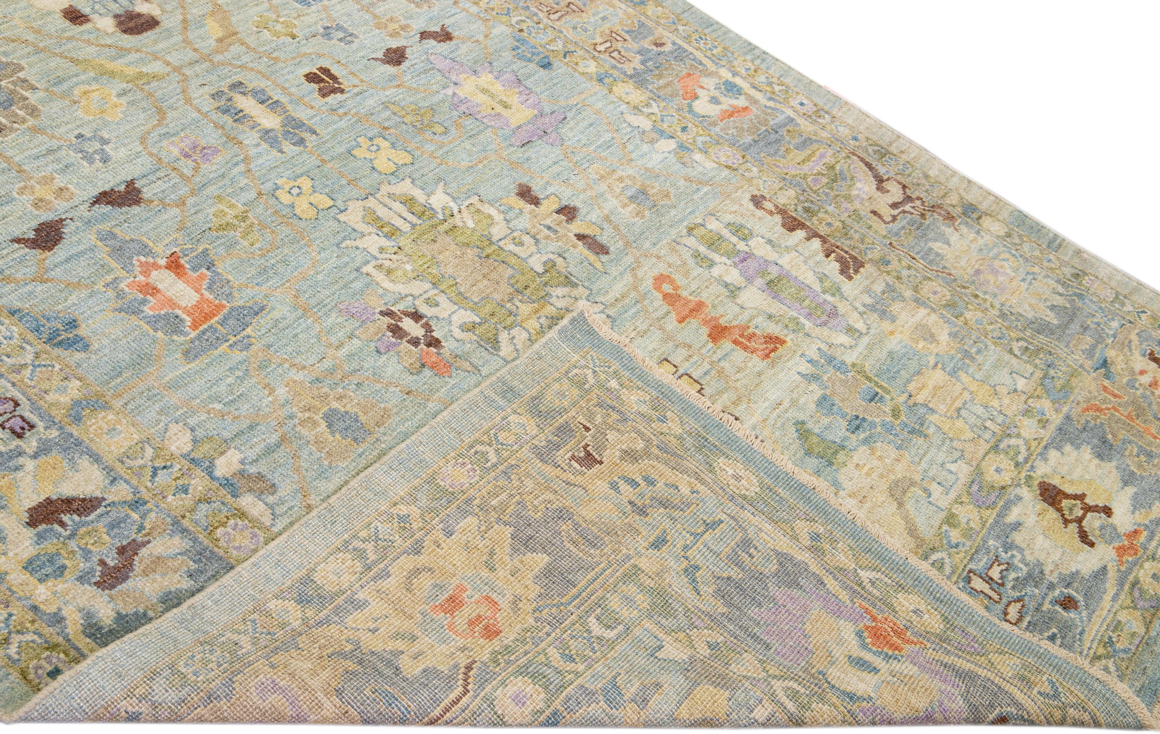 Schöner, moderner, handgeknüpfter Mahal-Woll-Läufer mit hellblauem Feld. Dieses Stück hat mehrfarbige Akzente in einem prächtigen klassischen Blumenmuster.

Dieser Teppich misst: 6' x 19'5