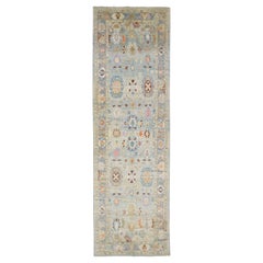 Tapis de couloir Mahal moderne en laine bleu clair fait à la main avec motif floral