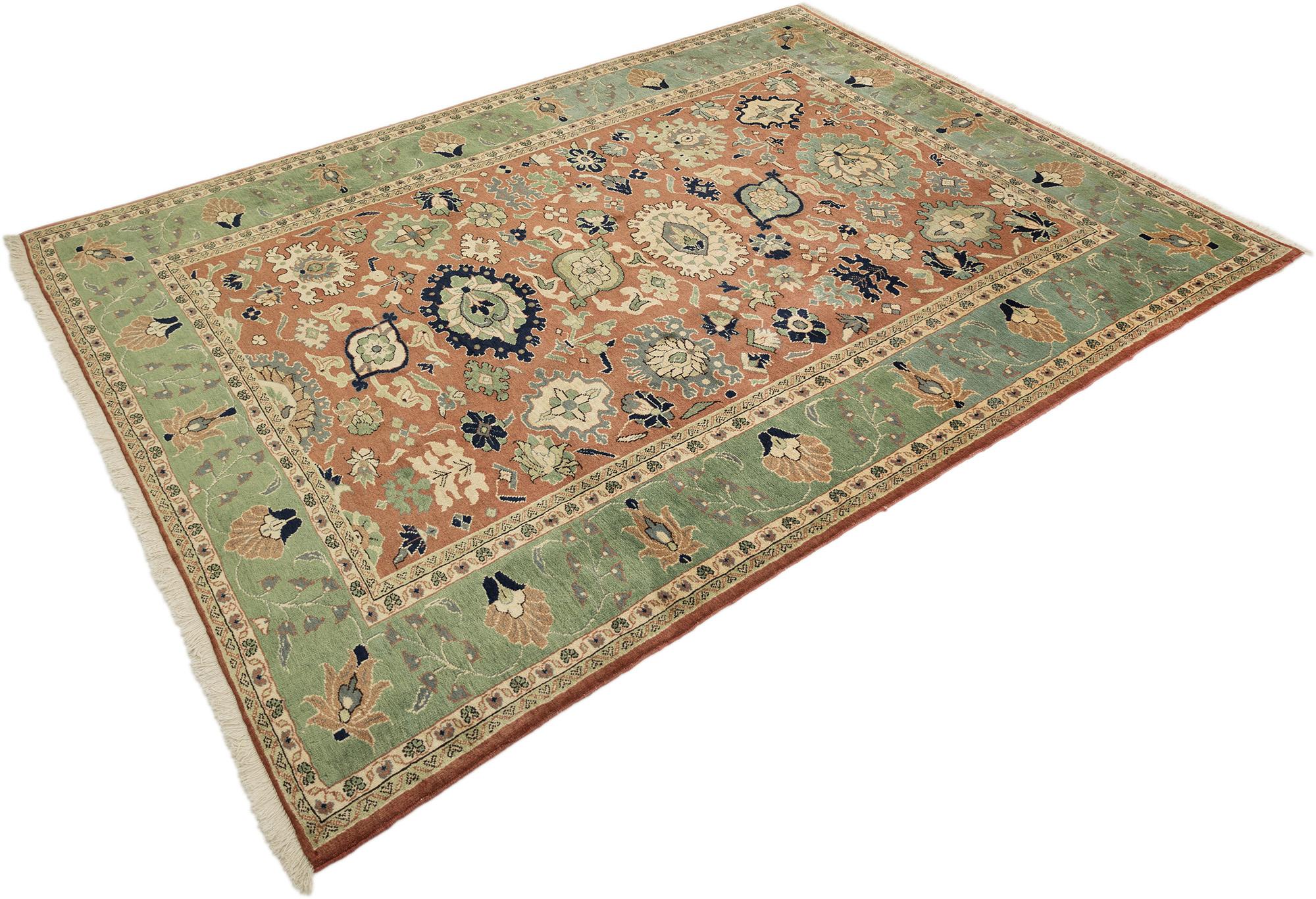 Tappeto Modern Mahal annodato a mano, tessuto in Iran con maestria tradizionale.

Presenta un audace disegno floreale e geometrico allover su un campo di terracotta, incorniciato da un ampio bordo verde con fiori stilizzati e viti. Gli accenti in