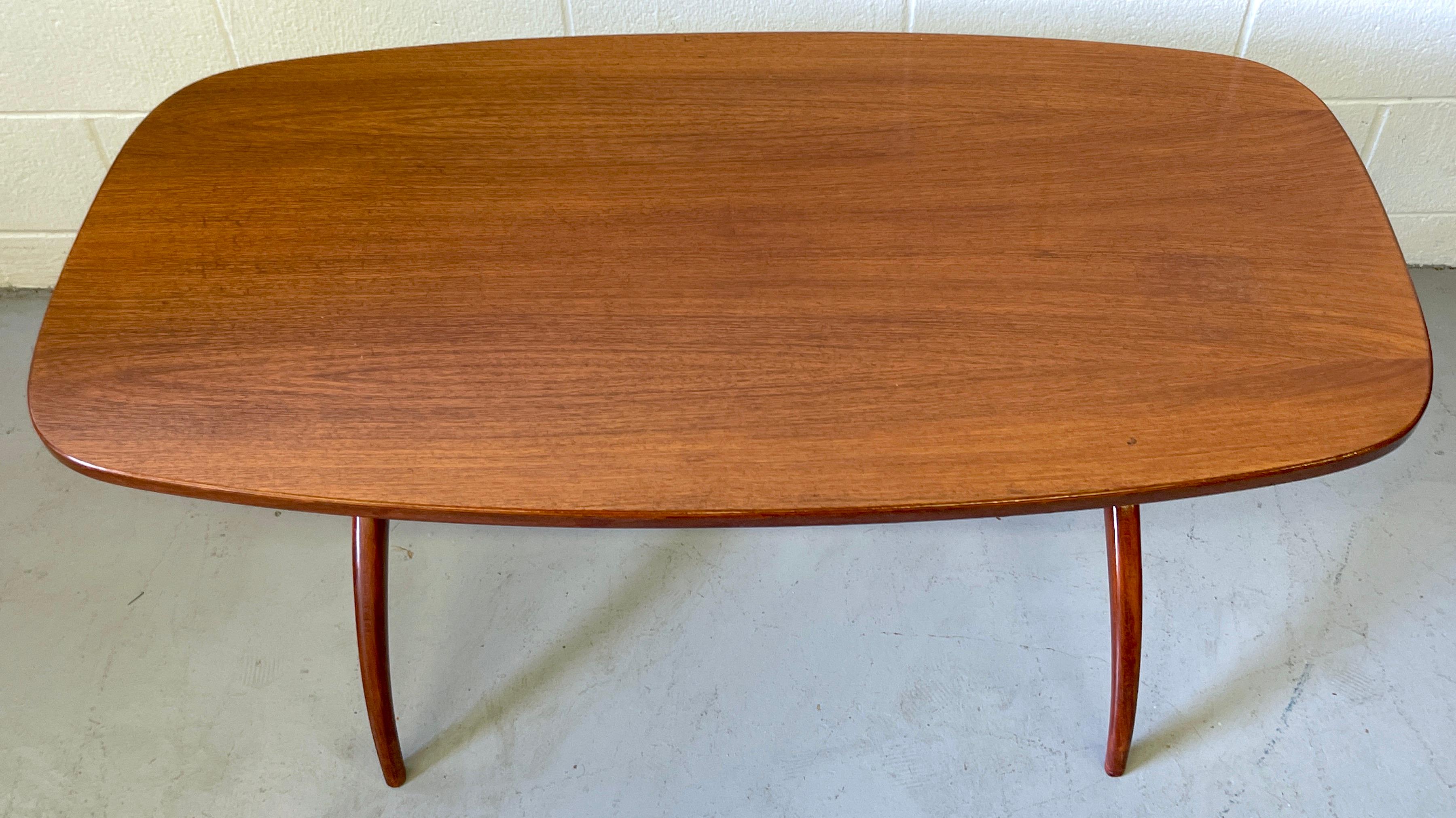 Mid-Century Modern Table basse moderne en acajou et laiton conçue par Yngve Ekstrm, pour Westbergs en vente