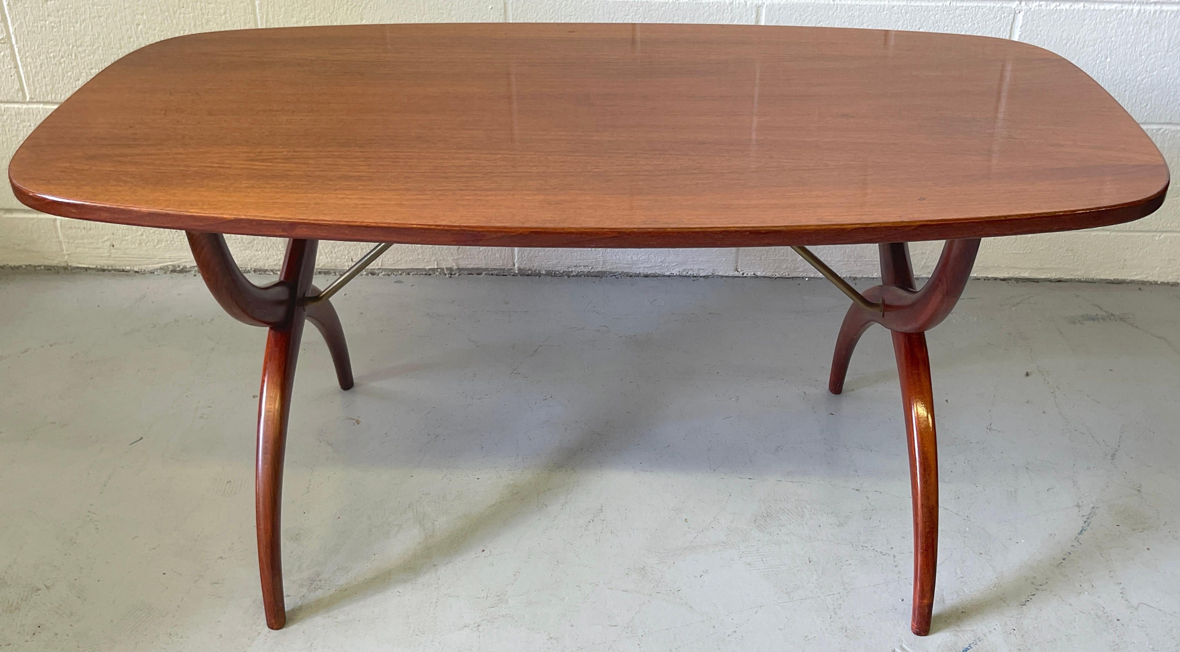 20ième siècle Table basse moderne en acajou et laiton conçue par Yngve Ekstrm, pour Westbergs en vente