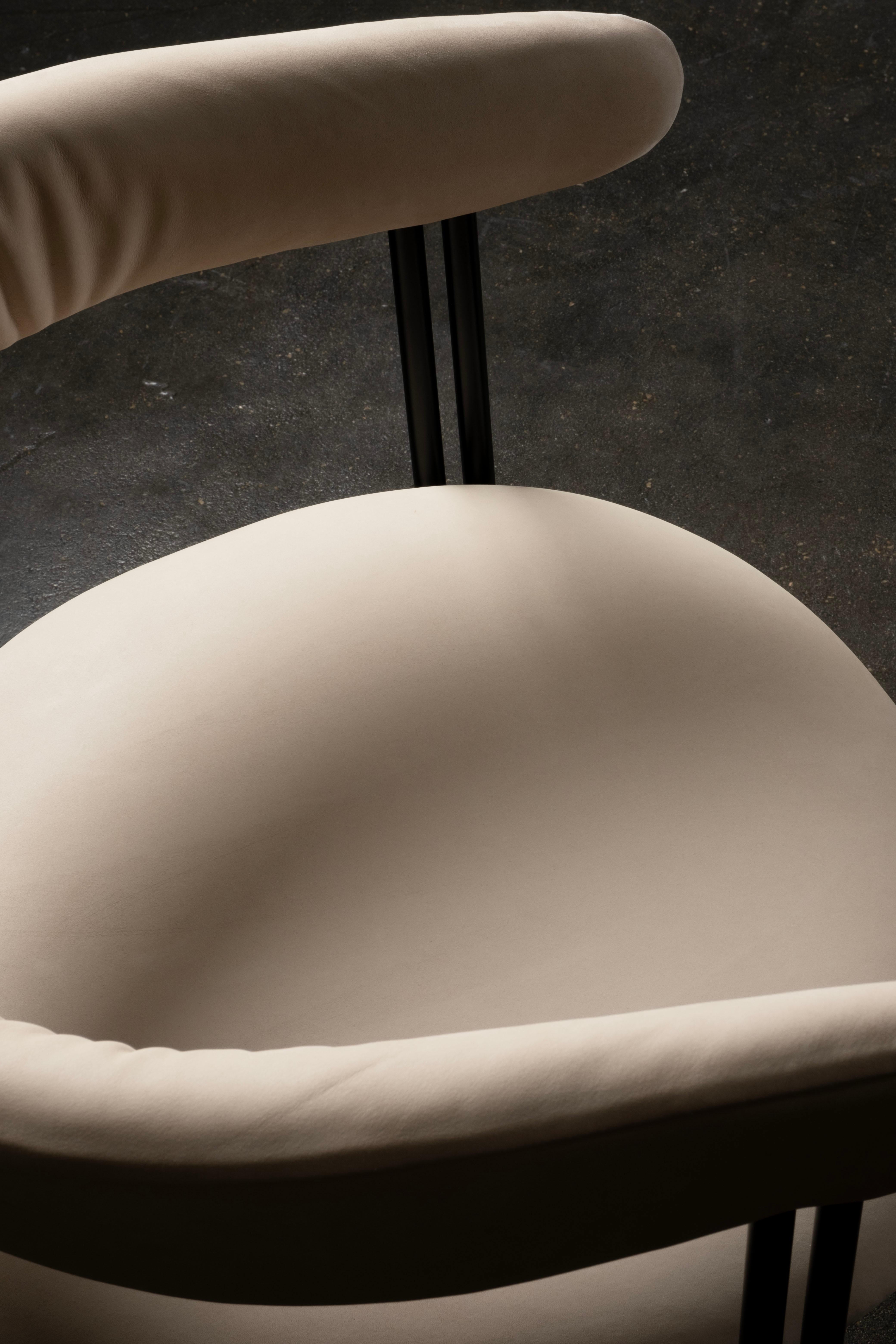 Chaise de salle à manger Maia, cuir italien beige, fabriquée à la main au Portugal par Greenapple en vente 4