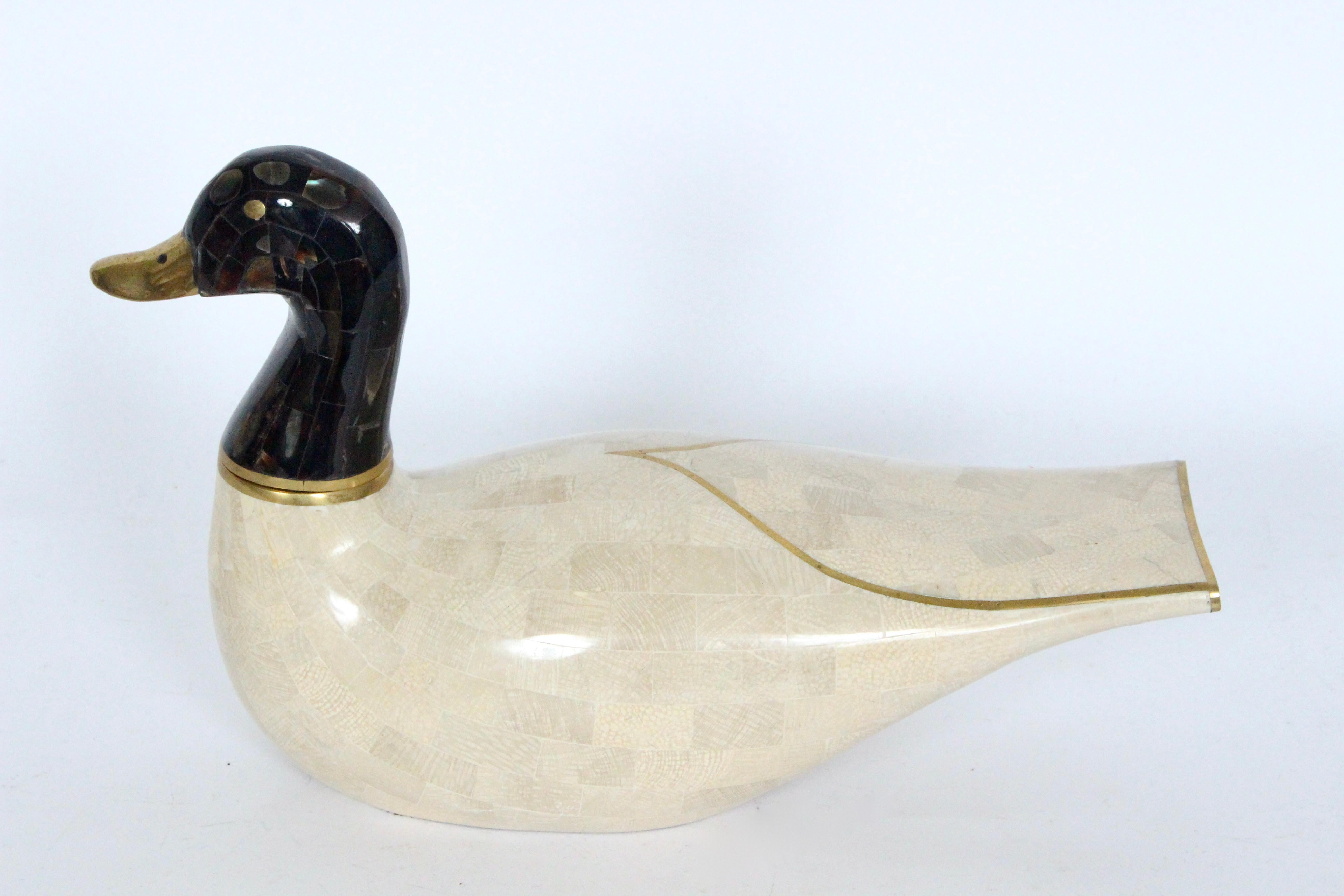 1988 Maitland Smith handgefertigter mosaikartiger dekorativer Wasservogel aus Marmor. Die ovale, schwimmende Wasservogelform ist mit elfenbeinfarbenem, cremefarbenem, mosaikartigem Marmor akzentuiert. Der Körper ist mit Akzenten aus Messing