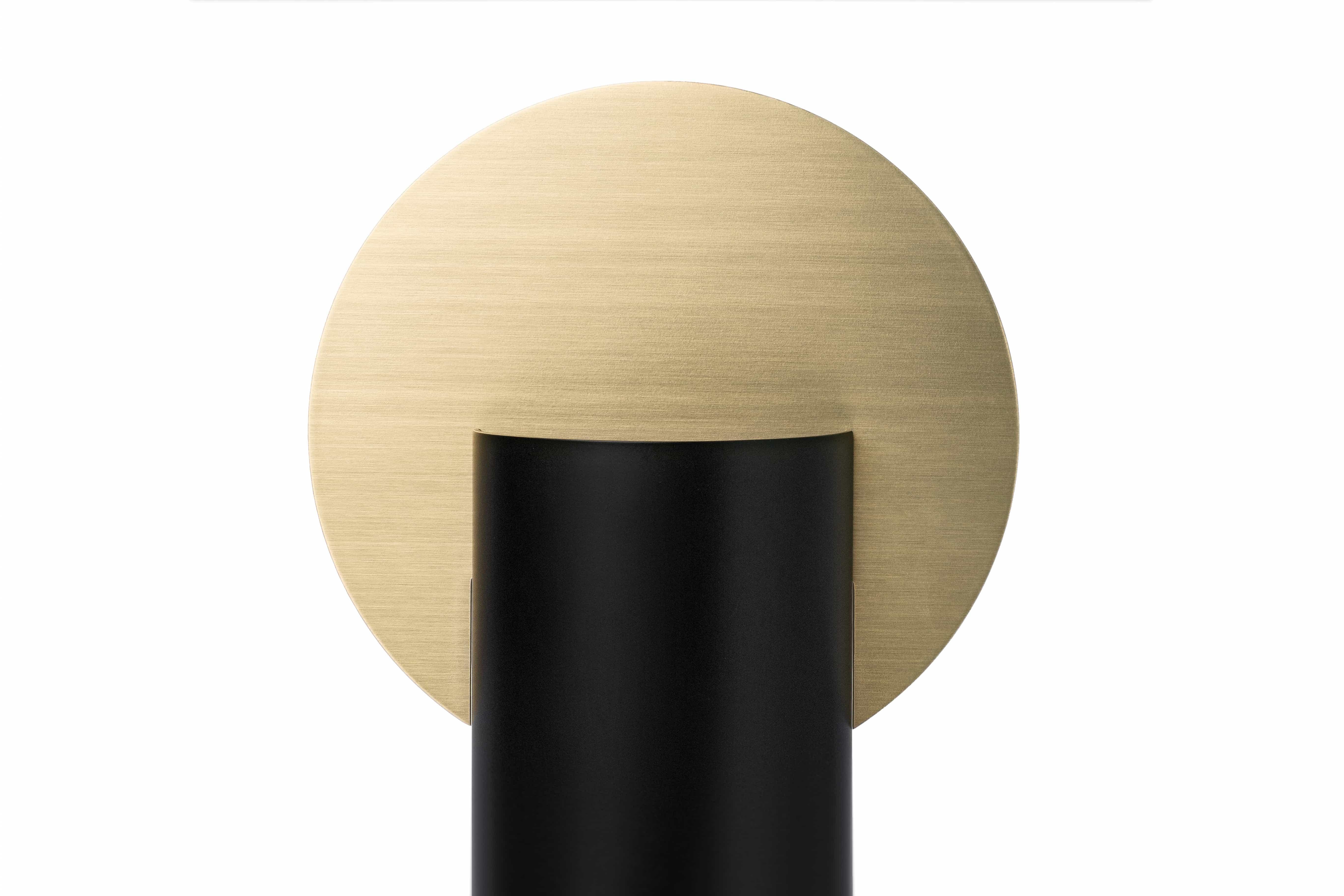 Moderne Malewitsch-Vase CS1 von Noom aus Messing und lackiertem Stahl (Ukrainisch) im Angebot