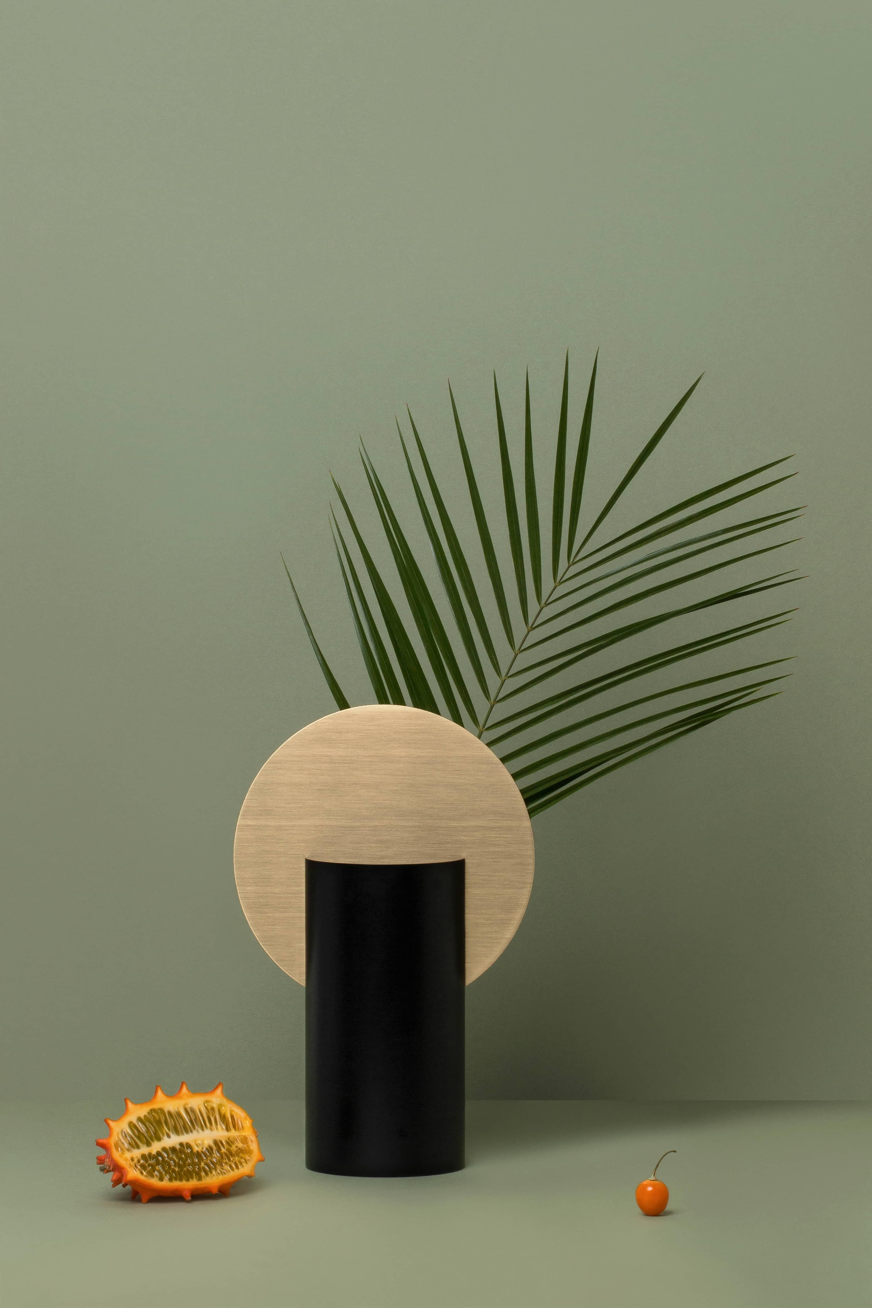 Moderne Malewitsch-Vase CS1 von Noom aus Messing und lackiertem Stahl (Gebürstet) im Angebot