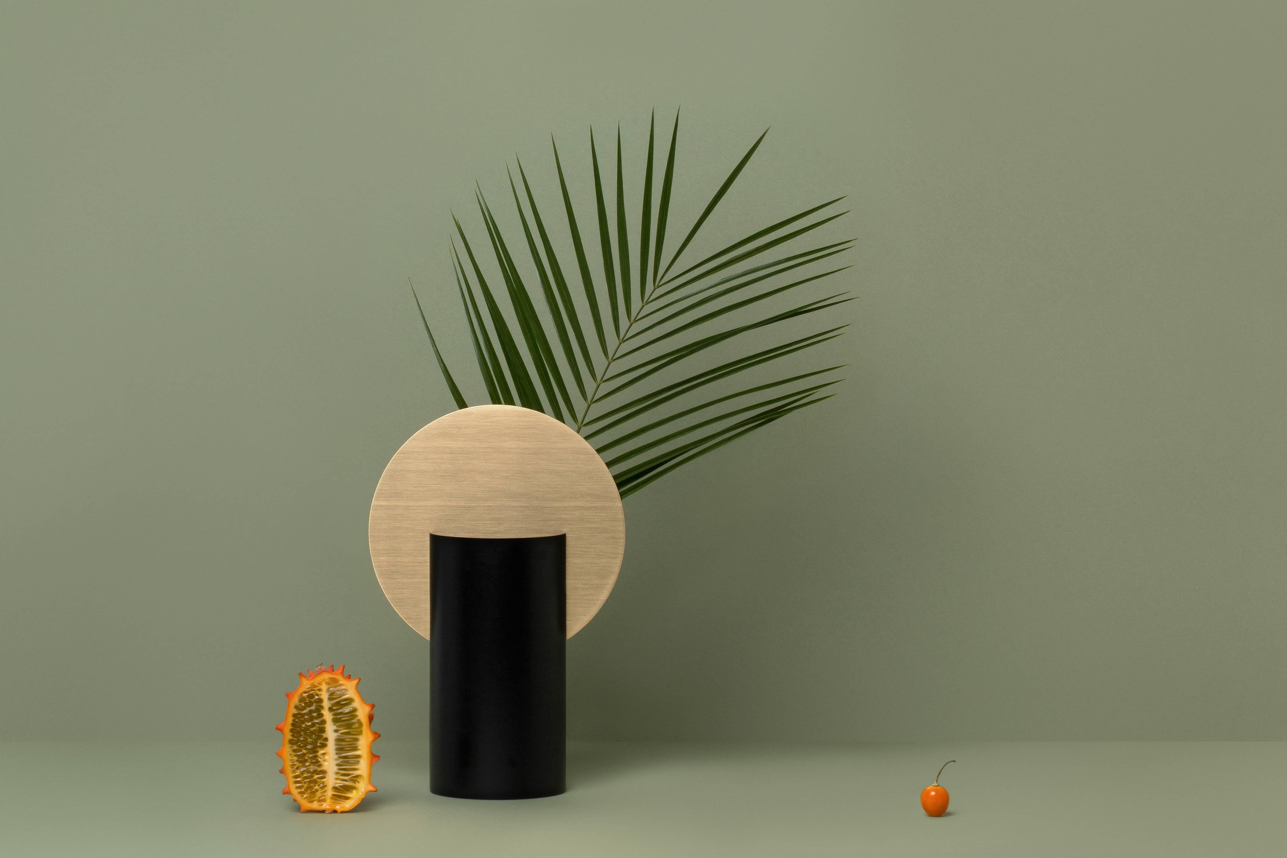 Moderne Malewitsch-Vase CS1 von Noom aus Messing und lackiertem Stahl im Angebot 2