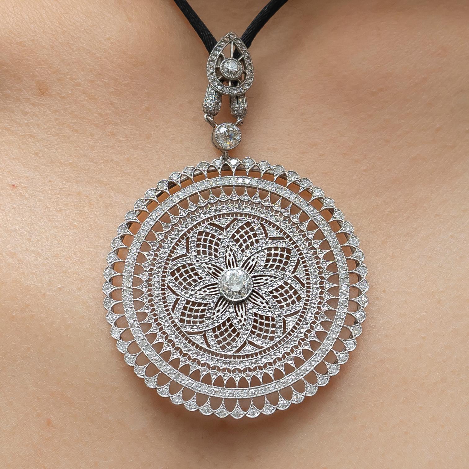 Moderne Pendentif Moderns Mandala en diamant et platine sur Corde noire en vente