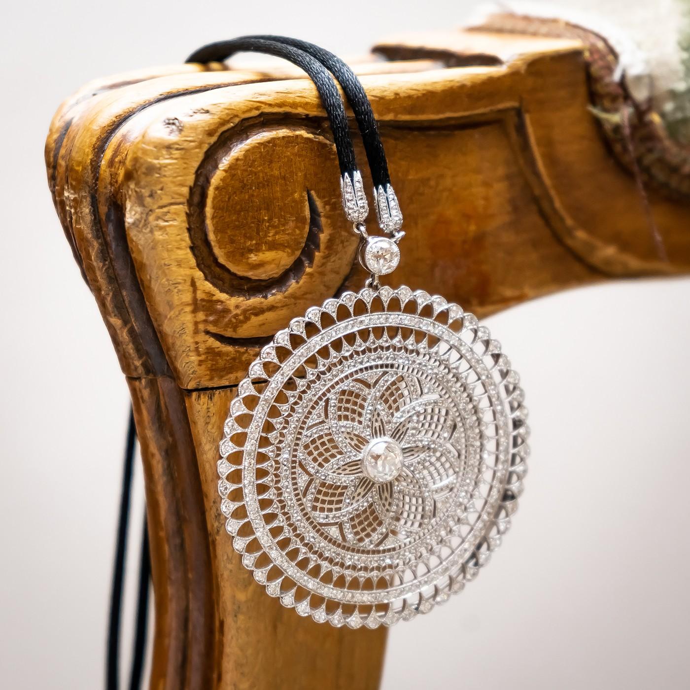 Pendentif Moderns Mandala en diamant et platine sur Corde noire Pour femmes en vente