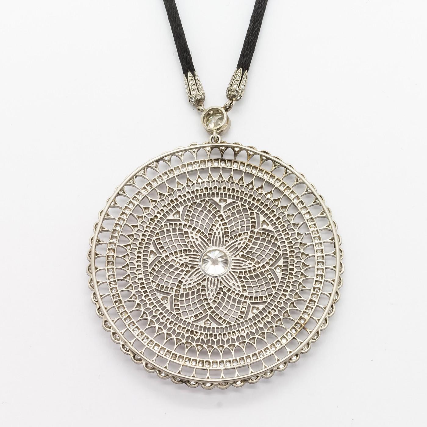 Pendentif Moderns Mandala en diamant et platine sur Corde noire en vente 1