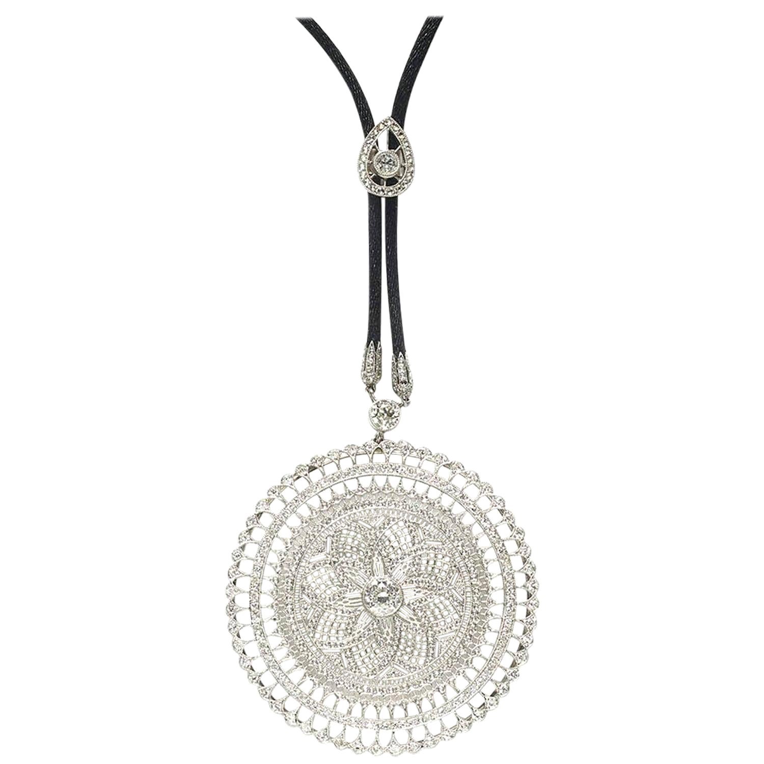 Colgante moderno de mandala de diamantes y platino con cordón negro en venta